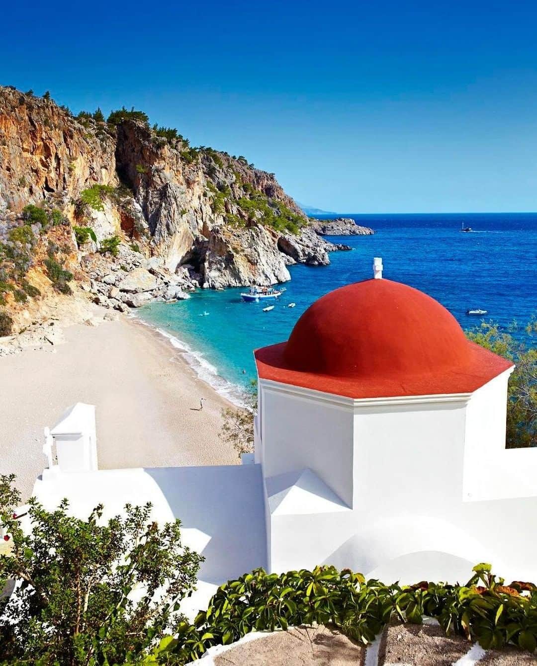 Lonely Planetさんのインスタグラム写真 - (Lonely PlanetInstagram)「#Greece's islands are numerous, varied and unwaveringly beautiful. This red domed church overlooks the jewel blue sea on the  #Dodecanese island of #Karpathos. Which have you visited? 🇬🇷」4月25日 0時00分 - lonelyplanet