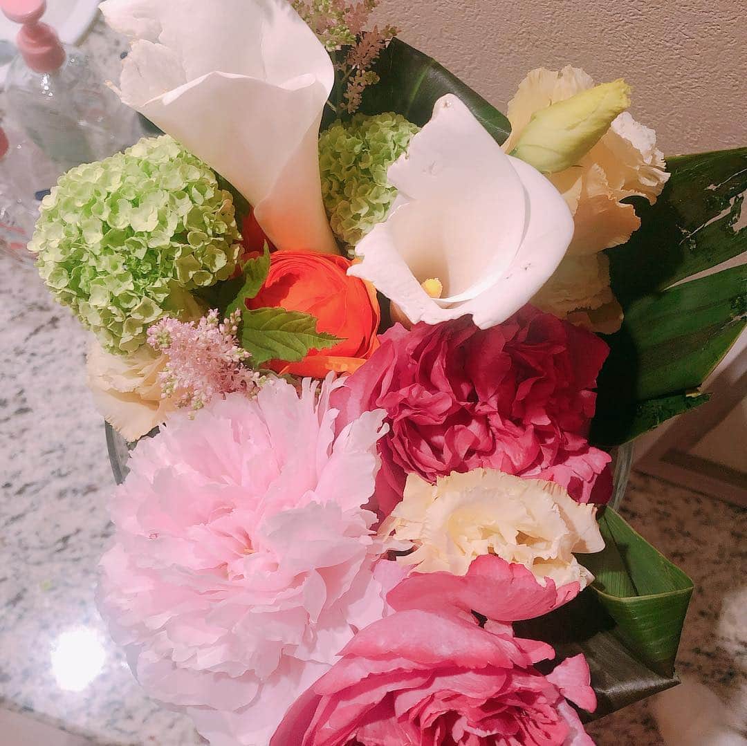 佐伯紅緒さんのインスタグラム写真 - (佐伯紅緒Instagram)「川崎アカデミー講義最終日。 終了祝いのお花をいただきました。 いつもより長めに川崎先生に施術してもらった直後の顔がこちらです。 自分で言うのもアレですが、お肌ツルツル、おでこピカピカ。 早く自分でもこれくらいできるようになりたいです。  #kawasakiway  #美容 #小顔マッサージ #アンチエイジング #美顔 #川崎和雅 #マツコ会議 #ナタリーポートマン #リサリサ #ジョジョの奇妙な冒険」4月25日 0時01分 - beniosaeki