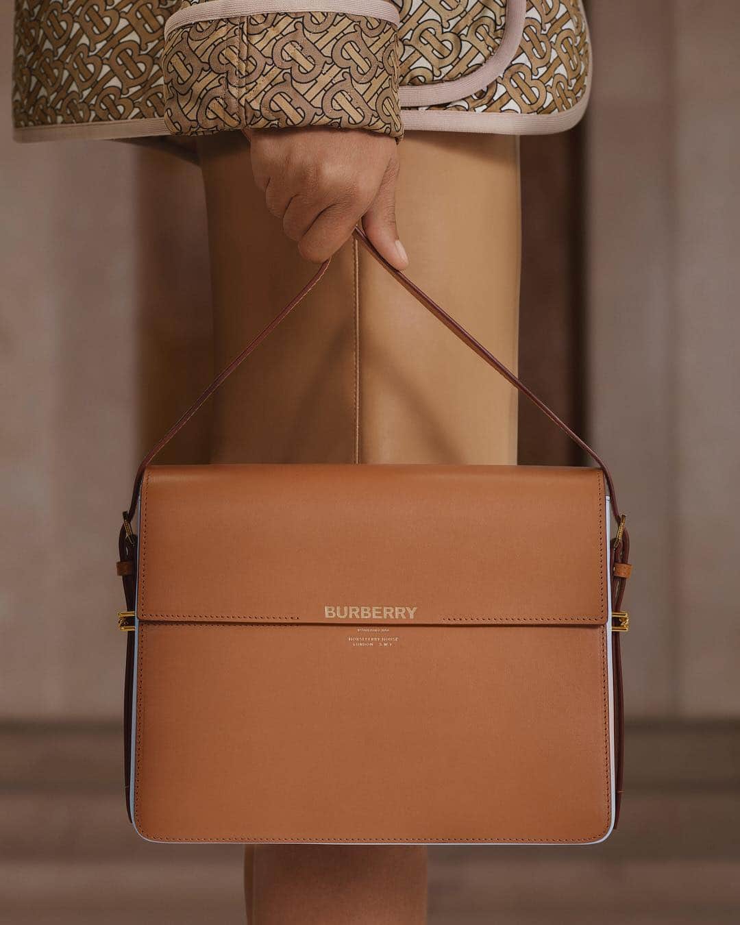 Burberryさんのインスタグラム写真 - (BurberryInstagram)「Meet Grace . Our new bag, elegantly stamped with ‘Burberry, Horseferry House, London SW1’ - the address of #Burberry’s London HQ . #Kingdom #BurberrySpringSummer19 #TBRT」4月25日 0時01分 - burberry