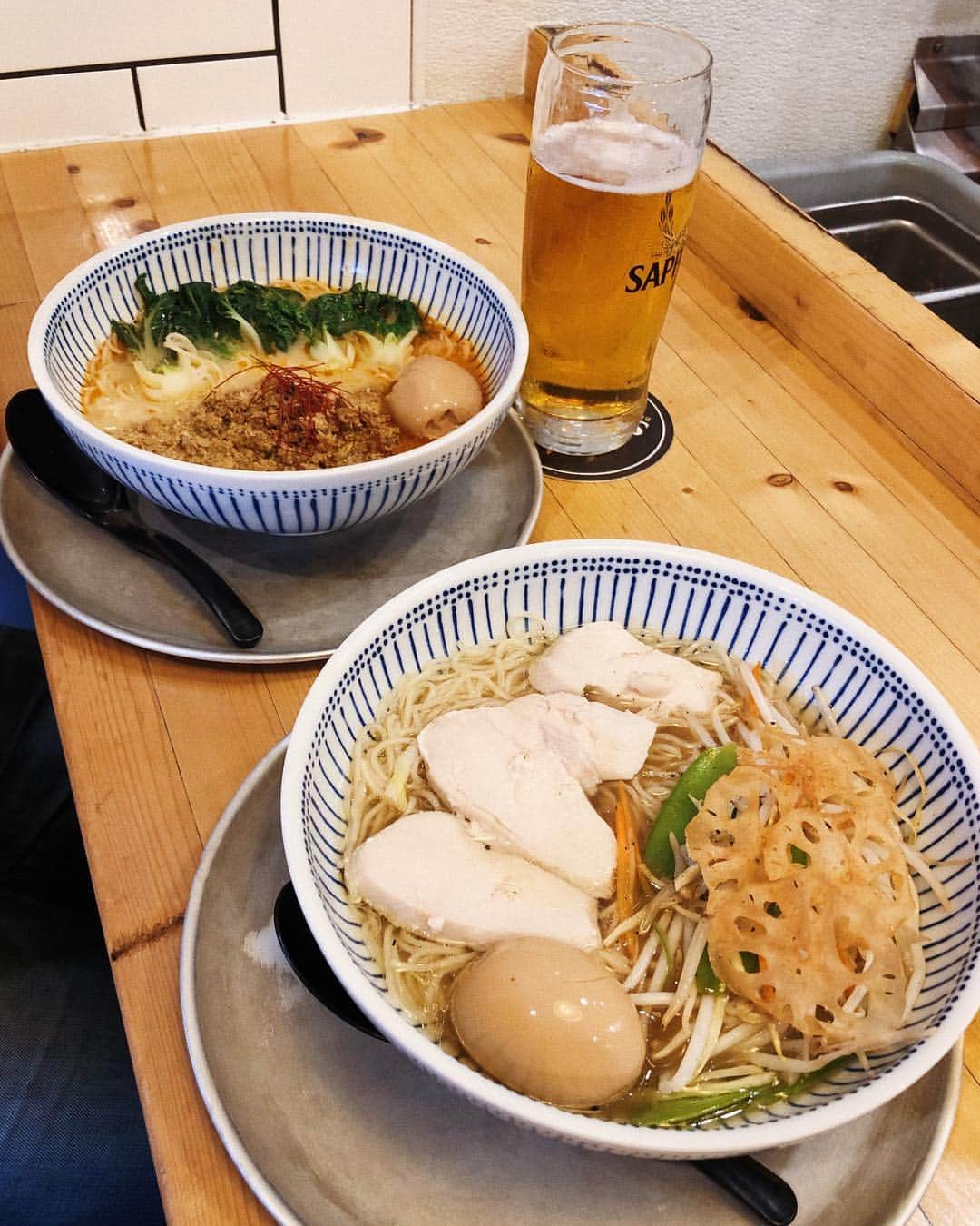 Estée Lalondeのインスタグラム：「Ramen convos 🍜」