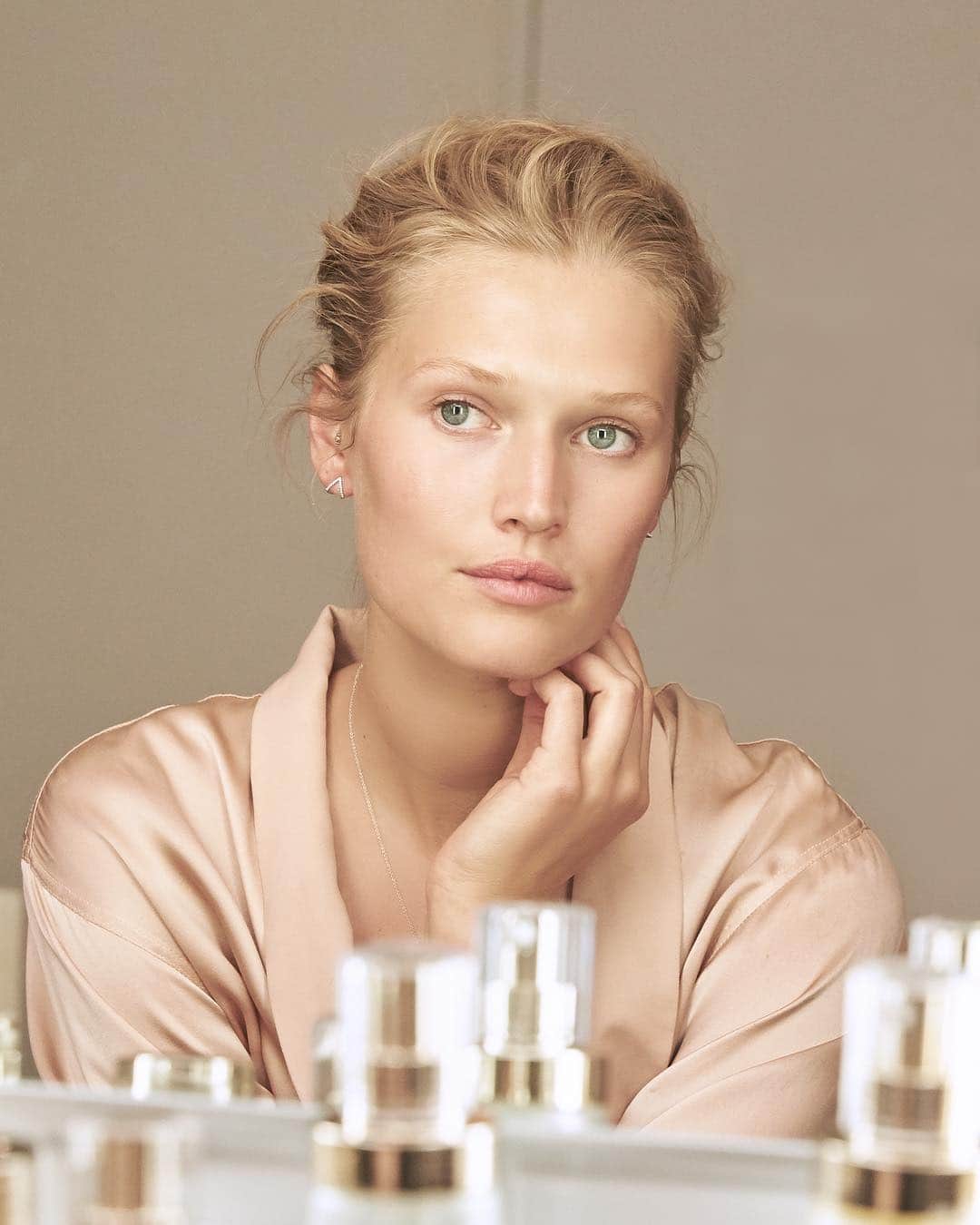 Clé de Peau Beauté Officialさんのインスタグラム写真 - (Clé de Peau Beauté OfficialInstagram)「Achieve @tonigarrn’s smooth complexion with increased suppleness, resilience and radiance with the #EnhancingEyeContourCreamSupreme and the #VitalityEnhancingEyeMaskSupreme.」4月24日 23時55分 - cledepeaubeaute