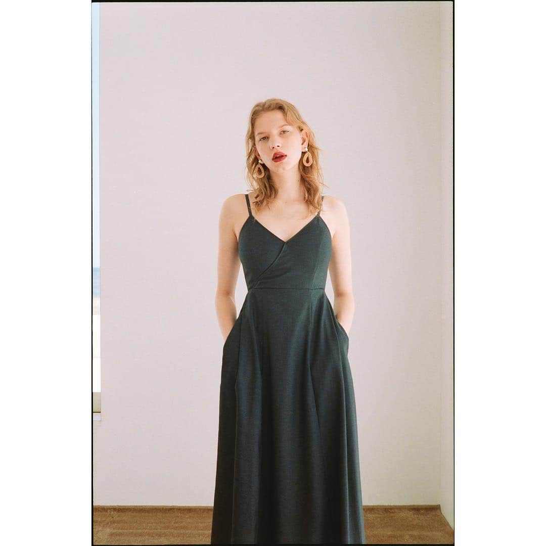 大田由香梨さんのインスタグラム写真 - (大田由香梨Instagram)「Capsule Collection 2019 Summer ❤︎ ❤︎ ❤︎ 自分を見失いそうな時。  日々、スタイリストとして洋服と向き合う中で。「服から与えられる力」「自分らしい服」というテーマで短な詩にまとめました。  スポーティーな服を着ると、心も体も軽くなる。 デニムにライダースを合わせると、少しボーイッシュでクールな自分になれる。  今シーズンのCapsule Collectionのような丁寧な所作を求められる女性的な服を着ると、些細なことにも気づくことができ、優しく丁寧な気持ちになれる。  時にはそういう女らしい服に身を包まれることが、自分らしさを知るきっかけになることもあるのかな。と^ ^  Tabloidが店頭で配布しております。写真とともに言葉も。よかったら手にとって見ていただけたら♡  私の好きな服が沢山あるLook Bookです♡  #Moussy #CapsuleCollection #Summer  Photographer : Taku Sugita / Make Up : CHACHA / Hair : Akiko Kawasaki / Model : Nastya Gonchar / AD & Stylist: me」4月24日 23時56分 - otayukari