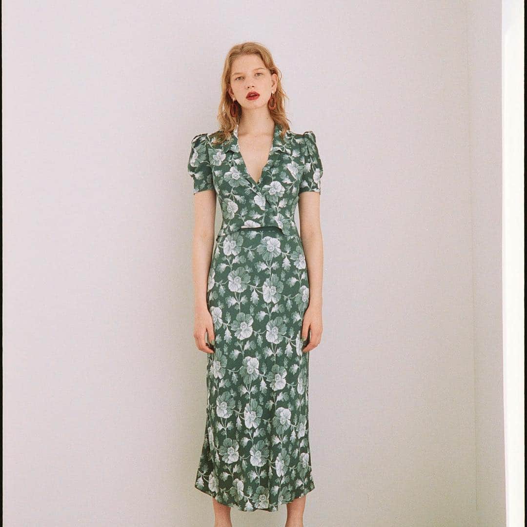 大田由香梨さんのインスタグラム写真 - (大田由香梨Instagram)「Capsule Collection 2019 Summer ❤︎ ❤︎ ❤︎ 自分を見失いそうな時。  日々、スタイリストとして洋服と向き合う中で。「服から与えられる力」「自分らしい服」というテーマで短な詩にまとめました。  スポーティーな服を着ると、心も体も軽くなる。 デニムにライダースを合わせると、少しボーイッシュでクールな自分になれる。  今シーズンのCapsule Collectionのような丁寧な所作を求められる女性的な服を着ると、些細なことにも気づくことができ、優しく丁寧な気持ちになれる。  時にはそういう女らしい服に身を包まれることが、自分らしさを知るきっかけになることもあるのかな。と^ ^  Tabloidが店頭で配布しております。写真とともに言葉も。よかったら手にとって見ていただけたら♡  私の好きな服が沢山あるLook Bookです♡  #Moussy #CapsuleCollection #Summer  Photographer : Taku Sugita / Make Up : CHACHA / Hair : Akiko Kawasaki / Model : Nastya Gonchar / AD & Stylist: me」4月24日 23時56分 - otayukari