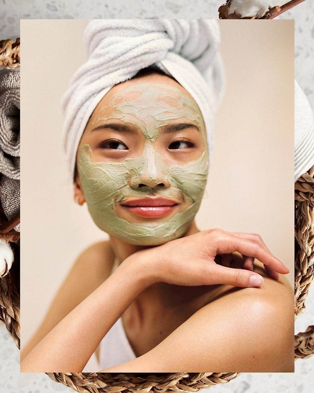 H&Mさんのインスタグラム写真 - (H&MInstagram)「Take the conscious path to radiant skin with a boosting face mask routine. Read the full step-by-step-guide on hm.com/magazine. #HMBeauty #HMMagazine  Green tea mask: 0677958001」4月24日 23時57分 - hm