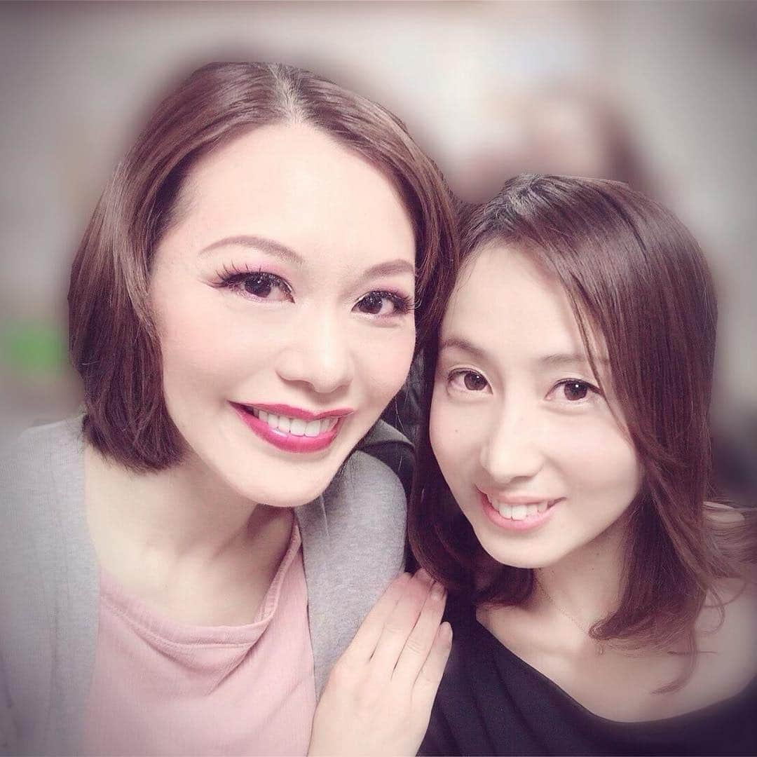 宇月颯さんのインスタグラム写真 - (宇月颯Instagram)「.﻿ .﻿ 先日のお客様✨﻿ ﻿ ちゃぴ❤️(愛希れいかちゃん)﻿ いつものピースしてました(笑)﻿ ちゃぴも新しい環境で頑張って〜！！とエールを送りました🙌✨﻿ ﻿ そして、去年の年末にご一緒させて頂いた、﻿ ぐんさん❤️(月影瞳さん)﻿ 「笑う男」観にいくね！！と言ってくださっていたのですが、本当に来てくださって、やっぱり優しくて温かいぐんさんが大好きですー🥰﻿ ﻿ 同期のあずさ(琴音和葉)も来てくれました💕﻿ 照明がつく前からあれだ！！とわかったらしく、同期愛を感じて幸せな気持ちで一日を終えることが出来ました✨﻿ さすが同期！！ありがとう(笑)﻿ ﻿ そして、今日もご観劇して下さったファンの皆様、お客様、ありがとうごさいました(⸝ᵕᴗᵕ⸝⸝)💕﻿ ﻿ #笑う男#日生劇場﻿ #愛希れいか さん#ちゃぴ﻿ #月影瞳 さん#ぐんさん﻿ #琴音和葉#あずさ#90期#同期﻿ #写真の順番は観劇に来て下さった順です﻿ #お疲れ様でした#ありがとうございました﻿ #宇月颯#とし﻿ ﻿ ﻿」4月25日 0時02分 - hayate_uzuki_official