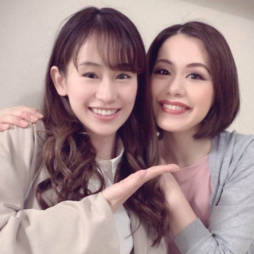 宇月颯さんのインスタグラム写真 - (宇月颯Instagram)「.﻿ .﻿ 先日のお客様✨﻿ ﻿ ちゃぴ❤️(愛希れいかちゃん)﻿ いつものピースしてました(笑)﻿ ちゃぴも新しい環境で頑張って〜！！とエールを送りました🙌✨﻿ ﻿ そして、去年の年末にご一緒させて頂いた、﻿ ぐんさん❤️(月影瞳さん)﻿ 「笑う男」観にいくね！！と言ってくださっていたのですが、本当に来てくださって、やっぱり優しくて温かいぐんさんが大好きですー🥰﻿ ﻿ 同期のあずさ(琴音和葉)も来てくれました💕﻿ 照明がつく前からあれだ！！とわかったらしく、同期愛を感じて幸せな気持ちで一日を終えることが出来ました✨﻿ さすが同期！！ありがとう(笑)﻿ ﻿ そして、今日もご観劇して下さったファンの皆様、お客様、ありがとうごさいました(⸝ᵕᴗᵕ⸝⸝)💕﻿ ﻿ #笑う男#日生劇場﻿ #愛希れいか さん#ちゃぴ﻿ #月影瞳 さん#ぐんさん﻿ #琴音和葉#あずさ#90期#同期﻿ #写真の順番は観劇に来て下さった順です﻿ #お疲れ様でした#ありがとうございました﻿ #宇月颯#とし﻿ ﻿ ﻿」4月25日 0時02分 - hayate_uzuki_official