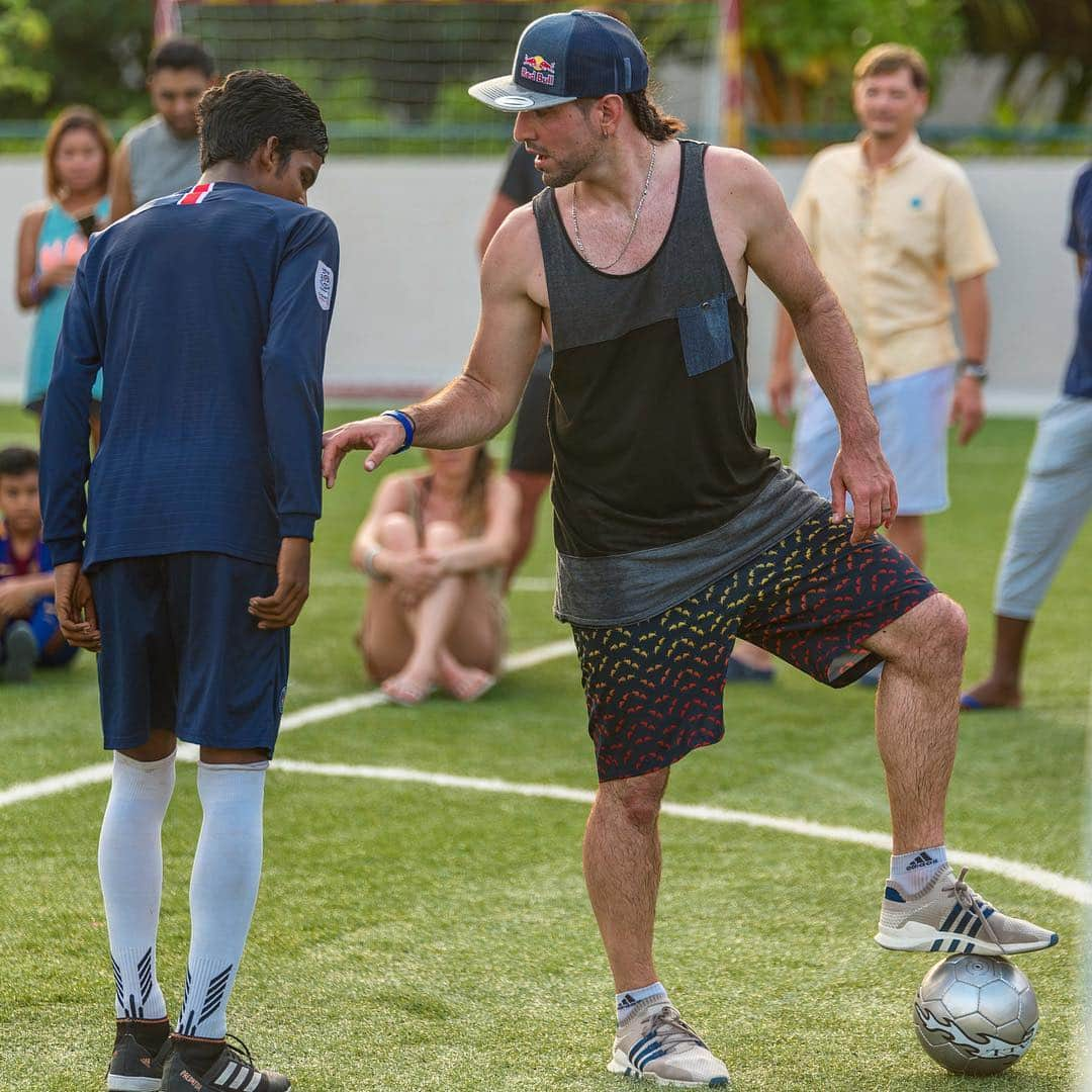 ショーン・ガルニエさんのインスタグラム写真 - (ショーン・ガルニエInstagram)「CAPTION THIS MOMENT ⬇️ 🔸 I had a blast playing on this field trying my skills, make fun with the crowd also I played against someone who like a pro player no ? 🔸 FULL VIDEO : 🅱️ℹ️🅾️ 🔸 🇫🇷 Ce fut une expérience magnifique de jouer sur ce terrain aux Maldives. Tu pense que je dis quoi à ce jeune garçon ? La vidéo complète est dans ma bio . 🔸 ⚽️ @urbanball 📍 @kandima_maldives 📸 @antarikastudio  #seangarnier #urbanballer #skills #football #pitch #hiddenfootball #footballfield #maldives #travel #vlog」4月25日 0時05分 - seanfreestyle