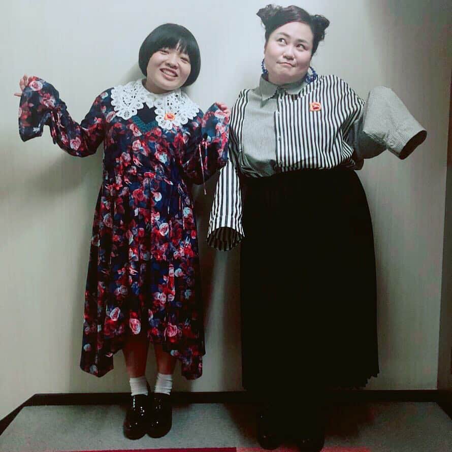 おかずクラブのインスタグラム：「こんばんは〜🌝 スタイリストです！ 今日はまだまだお仕事終わらないので、もいっちょアップしやす！ だいーーーぶ前のドッキリGPの衣裳👚👗👠 これ、わりとお気に入りなのに、アップしてなかったとか、悲しみの舞。 え。。。 ちょっと今より2人とも… 痩せてる…？ オカリナ⭕️ 総柄ワンピース👉NONA9ON 付け襟👉下北沢で買った(安定のショップ忘れた) その他👉スタイリスト私物  ゆいP⭕️ イレギュラーストライプシャツ👉韓国行った時に買ったのだ！ 黒プリーツスカート👉PUNYUS @punyus  ブルークリアフープイヤリング👉H&M @hm  靴👉Dr.Martens @drmartens_japan  その他👉スタイリスト私物 写真暗くて足元見えてないけど、ブルーのラメソックスとマーチンの3ホール履いてます！  そして、みなさんおかずクラブさんの単独もちろん行きますよね？ww 私はもちろん行きますよー！ お友達いっぱい連れて行きやす！！ みんなで行きましょーー🤖 #ドッキリGP #おかずクラブ #okazugram  #1日2回アップするとか奇跡 #26時アップですって #1日は24時間って聞いてます」
