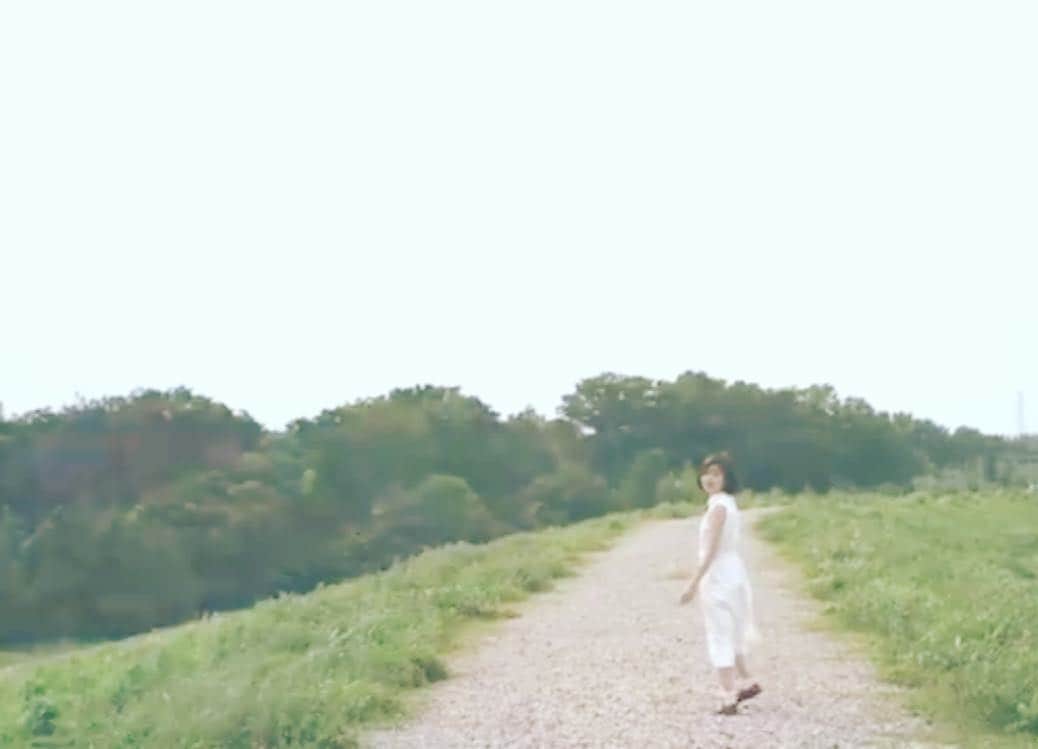 杏沙子さんのインスタグラム写真 - (杏沙子Instagram)「ㅤㅤㅤㅤㅤㅤㅤㅤㅤㅤㅤㅤㅤ ㅤㅤㅤㅤㅤㅤㅤㅤㅤㅤㅤㅤㅤ 一番最初に書いた曲「道」のMVが 100万回再生を突破しました🕊 ㅤㅤㅤㅤㅤㅤㅤㅤㅤㅤㅤㅤㅤ 今のわたしがあるのは、この曲があるから。 この曲が生まれていなければ、 わたしはいま、歌を歌っていないかもしれない。 ㅤㅤㅤㅤㅤㅤㅤㅤㅤㅤㅤㅤㅤ わたしにとって、 なにがあってもずっとずっと大切な曲です。 ㅤㅤㅤㅤㅤㅤㅤㅤㅤㅤㅤㅤㅤ そんな曲がこうして たくさんの人の生活の中で生きていること、 本当にしあわせです。 ㅤㅤㅤㅤㅤㅤㅤㅤㅤㅤㅤㅤㅤ 改めて、 右も左もわからないわたしが作った曲を、愛を持って 編曲、レコーディングをしてくれた清家寛さん ㅤㅤㅤㅤㅤㅤㅤㅤㅤㅤㅤㅤㅤ 暑い夏の日、1日かけてわたしと2人だけでMVを撮って、 納得いくまで編集も付き合ってくれたコバソロさん ㅤㅤㅤㅤㅤㅤㅤㅤㅤㅤㅤㅤ そして何度も聴いてくれたあなた。 ㅤㅤㅤㅤㅤㅤㅤㅤㅤㅤㅤㅤㅤ 本当にありがとう。 ㅤㅤㅤㅤㅤㅤㅤㅤㅤㅤㅤㅤㅤ youtu.be/0kr-Dyj-dfI ㅤㅤㅤㅤㅤㅤㅤㅤㅤㅤㅤㅤㅤ」4月25日 0時06分 - asako.ssw