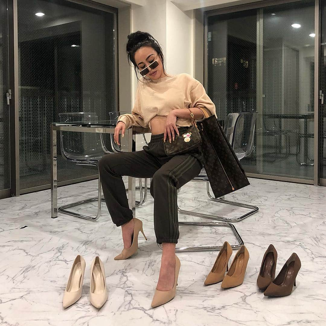 星あやさんのインスタグラム写真 - (星あやInstagram)「Foundation heels✔️ #明日再入荷 Every skin color is absolutely beautiful♡♡ @yelloshoes_official ✋🏻CHAI ✋🏼NAKED ✋🏽SUNKISSED ✋🏿BROWN SUGER 明日、むしろ本日25日昼12:00-YELLO待望のSS新商品と 昨年から大人気の売り切れが相次いでいた 超美シルエットのファンデーションパンプスも 再入荷発売しますよ📣📣📣同型でTOKYO BLACKもあり〼❤︎ や♡ば♡い♡ #YELLO #yelloshoes」4月25日 0時07分 - ayastella_