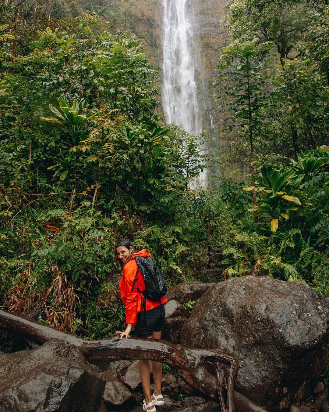 Tevaさんのインスタグラム写真 - (TevaInstagram)「“Whatever it took to get to a waterfall, we did it.” Teva Explorer @abi.lafleur goes on a mission to chase waterfalls off the windy Road to Hana in Maui and gets her mind blown, every single time. Tap the link in bio to follow along with her mission to hike, swim, and scramble to as many waterfalls as possible—and her top ten life moment found in-between. 📸: @brooke_weeber @abi.lafleur」4月25日 0時07分 - teva