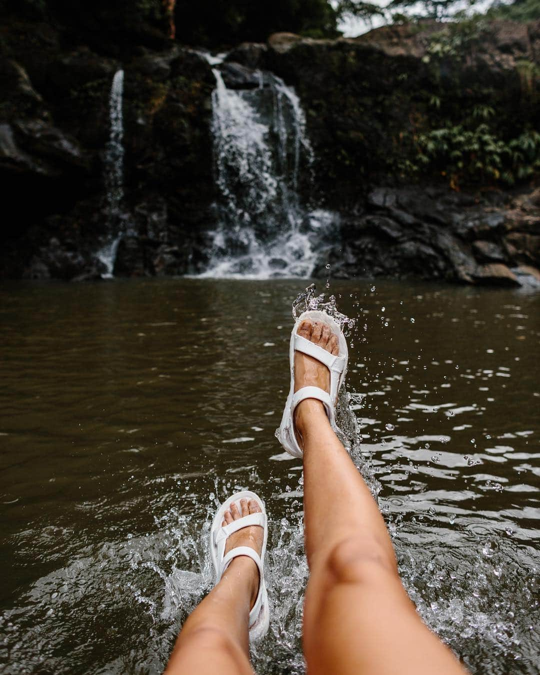 Tevaさんのインスタグラム写真 - (TevaInstagram)「“Whatever it took to get to a waterfall, we did it.” Teva Explorer @abi.lafleur goes on a mission to chase waterfalls off the windy Road to Hana in Maui and gets her mind blown, every single time. Tap the link in bio to follow along with her mission to hike, swim, and scramble to as many waterfalls as possible—and her top ten life moment found in-between. 📸: @brooke_weeber @abi.lafleur」4月25日 0時07分 - teva