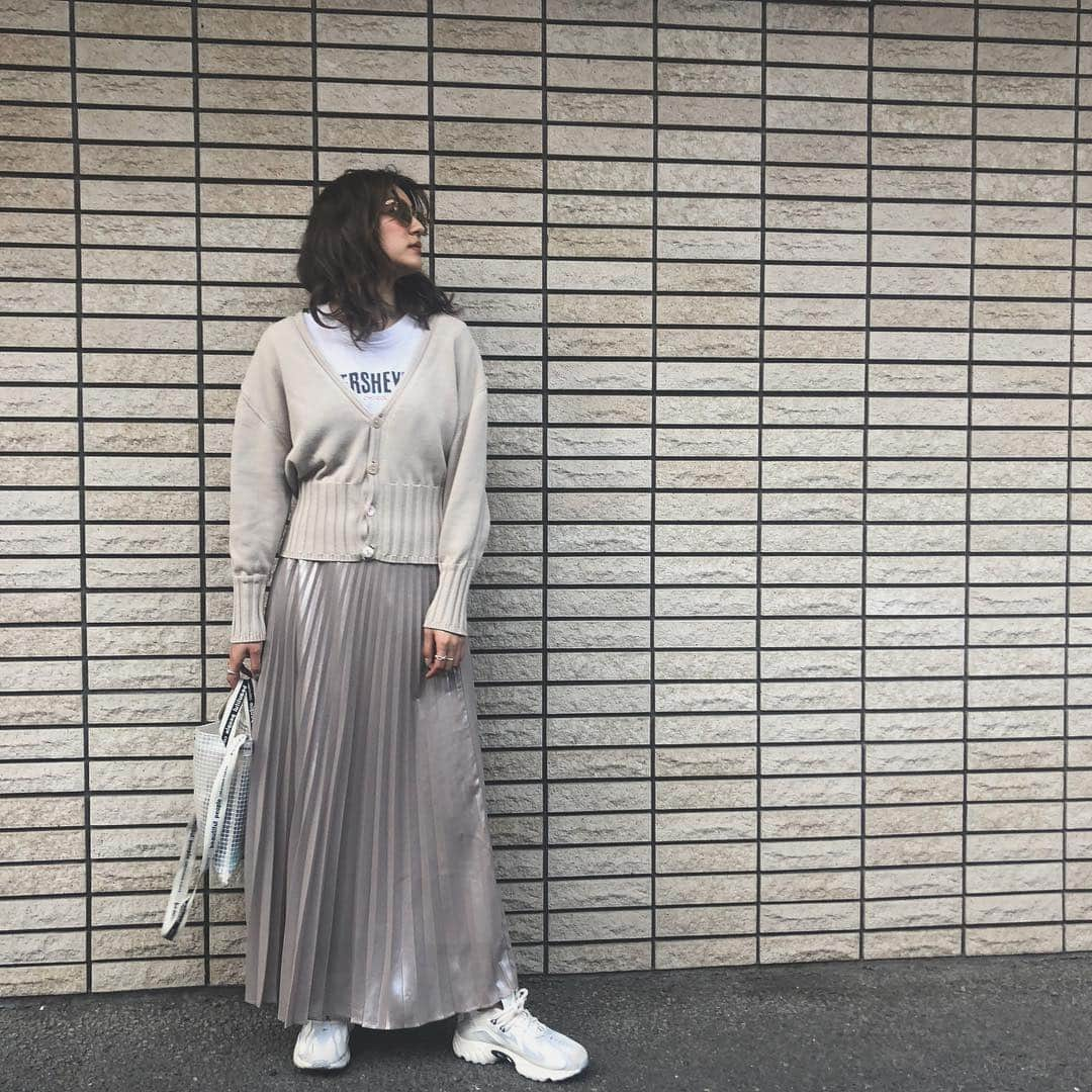 有末麻祐子さんのインスタグラム写真 - (有末麻祐子Instagram)「スカートは長い派！ 相変わらずスニーカーが多いです👟 ブランドはタグつけてます。 カーディガンとスカートは共に @cityshop.tokyo #cityshop#roku#reebok#麻祐子服」4月25日 0時11分 - mayukoarisue