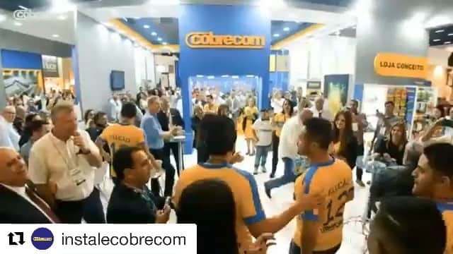 アレッサンドロ・ローザ・ヴィエイラのインスタグラム：「VÍDEO- Valeu @instalecobrecom —- #Repost @instalecobrecom with @get_repost ・・・ No dia 11/04, penúltimo dia da Feicon, o estande da IFC/COBRECOM contou com a presença ilustre do maior jogador da história do futsal, @falcao12oficial . Além de movimentar a feira, atraindo visitantes e expositores, ele também nos contou um pouquinho sobre a parceria com a COBRECOM!」