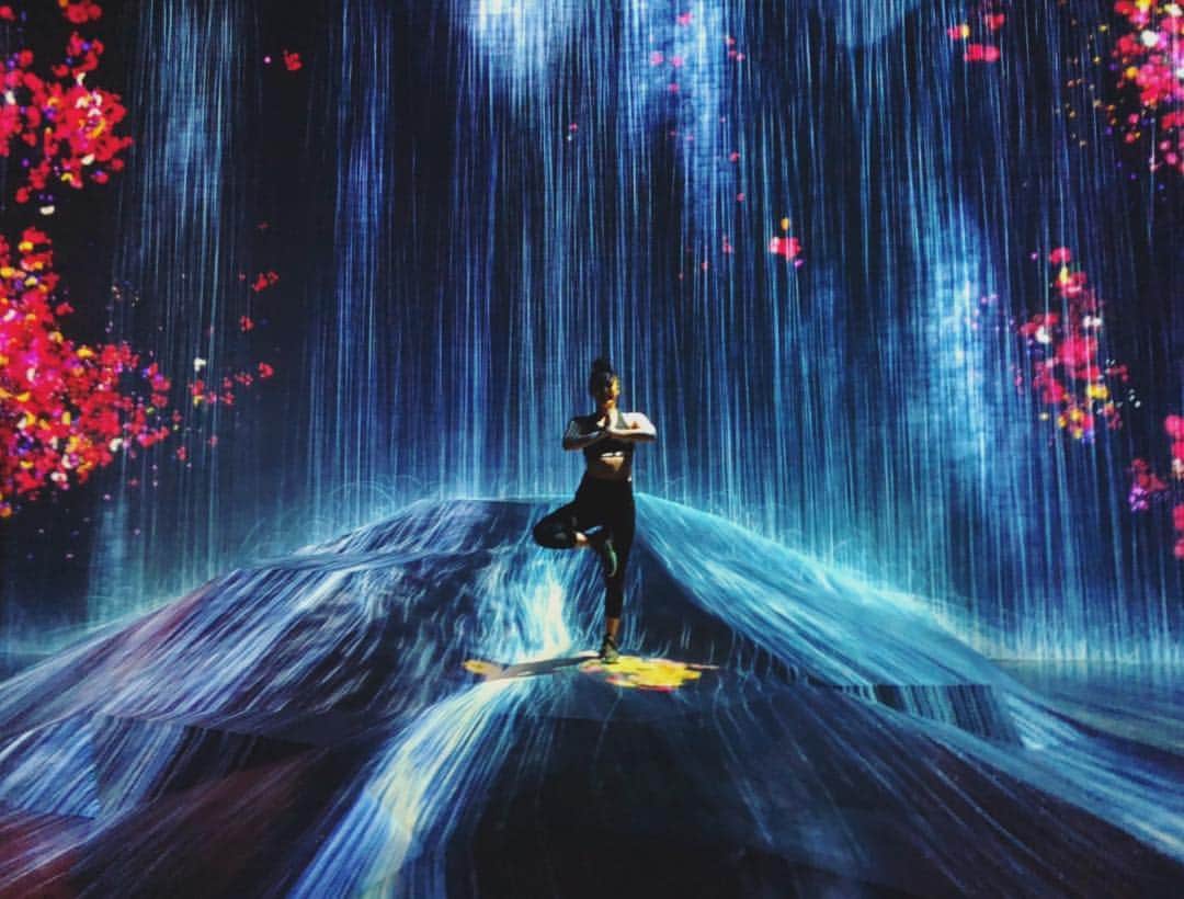Linaのインスタグラム：「昨日は @teamlab_borderless で@rairairaika 先生のヨガを受けてきたんだ🧘🏽‍♀️🌻🌸 皆で応募して結構皆当たったの‼︎凄いよね✨ この空間で贅沢すぎたなあ…✨ らいちゃんお疲れ様でした❤️ . . #yoga #teamlab #teamlabborderless #teamlabplanets #バイトル #バイトルアプリ #ヨガ #来夏先生」