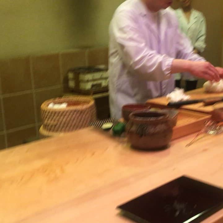 宮田麺児のインスタグラム：「鮨まつ本はこころの鮨。  お土産で 得体の知れない 爆弾おにぎり作り出した！ 聞くと 金沢 鮨の天竺 小松弥助の名物の伝承。  次頼もう。とにかく肩肘張らないでも本物。最高の寿司屋。  #鮨まつ本#小松弥助#弥次喜多#最高#鮨#美味い」