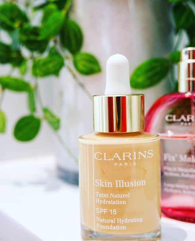 Clarins Franceさんのインスタグラム写真 - (Clarins FranceInstagram)「Pour un teint lumineux et frais toute la journée, suivez les conseils de @pro_gene et adoptez Skin Illusion ! ​ Notre astuce ? Utilisez en touche finale le Fix’ Make-Up pour fixer le maquillage et lui offrir une meilleure tenue . . #clarins #clarinsmakeup #myskinillusion #skinillusion」4月25日 0時30分 - clarinsfr