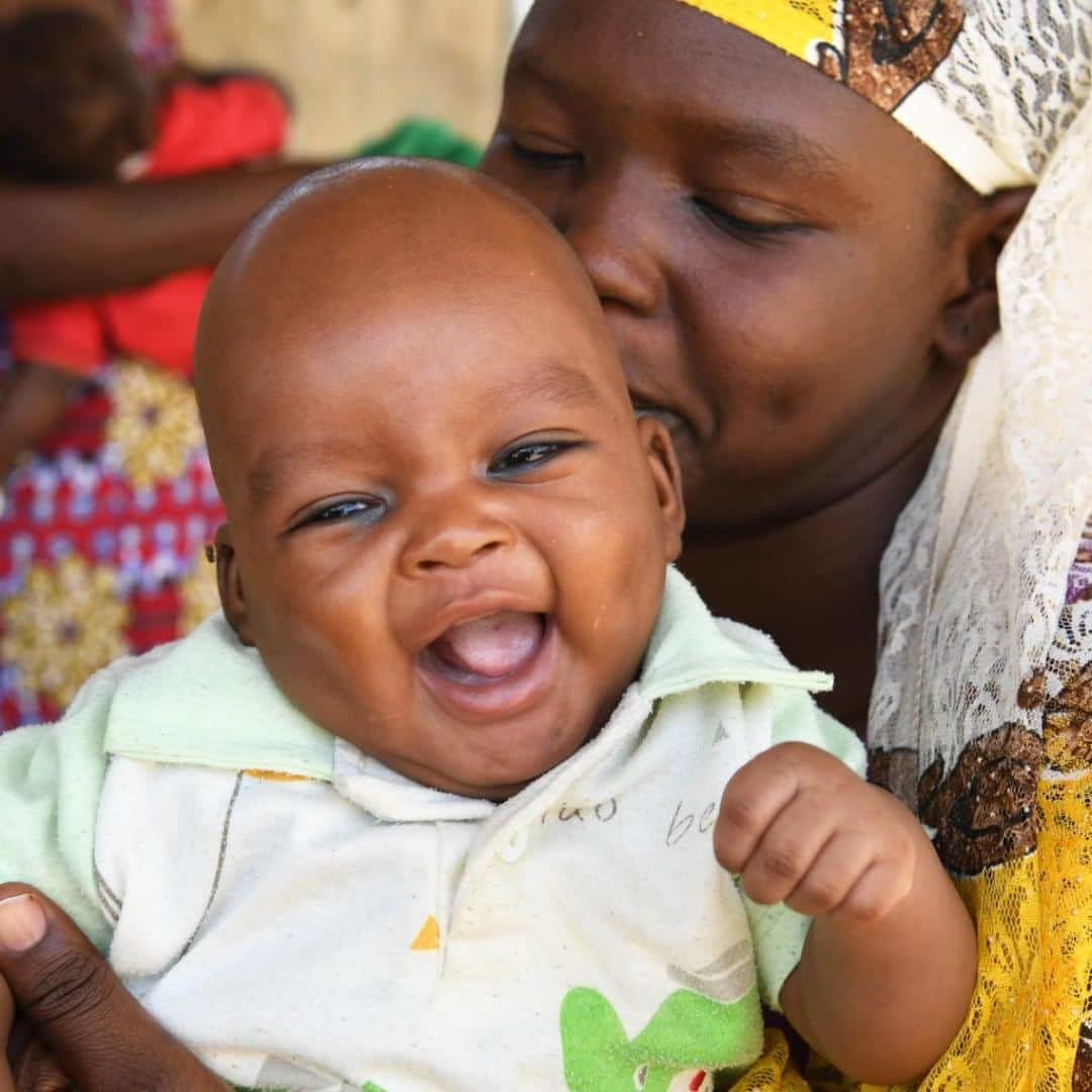 unicefさんのインスタグラム写真 - (unicefInstagram)「Did you know that almost 9 in 10 children receive life-saving vaccinations around the world? This happy baby is waiting for his vaccines at a UNICEF-supported health centre in Chad. #VaccinesWork © UNICEF/UN0291185/Dejongh」4月25日 0時45分 - unicef