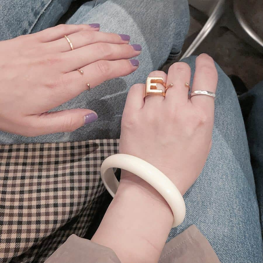 erinaさんのインスタグラム写真 - (erinaInstagram)「@louisedamas のpop upもやってたからまりことお揃いでリング購入 💍 シンプルで可愛い〜❤︎ ピアスも持ってるけど他のも欲しい。 自分で可愛いリング 作ってみたいなー🤔 ・ ・ ・ #リング#指輪#指輪重ね付け#アクセサリー#お揃い#古着女子#ママコーデ#手元#パリジェンヌ#ファッション #louisedamas#fashion#jewelry#ring#paris#parisienne#chloe#instafashion#instagood#ig_japan#rili_tokyo#mery#pressblog#sucle」4月25日 0時38分 - enappi_148