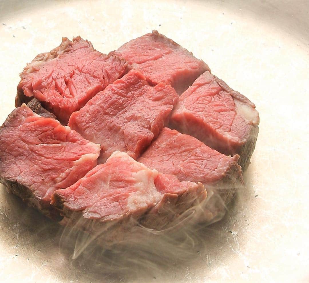 肉フェスさんのインスタグラム写真 - (肉フェスInstagram)「【肉フェス TOKYO 2019】﻿ ﻿ 出店情報：リストランテ ツヅキ(東京・都立大学)﻿ ﻿ ミシュランガイド掲載の最高峰のレストランで提供されるダイナミックステーキ。﻿ 低温調理燻製と瞬間燻製の二段階燻製で調理されるお肉は旨味がぎゅっと凝縮されています。﻿ ﻿ #肉フェス #東京 #肉好き #肉テロ #お台場 #リストランテツヅキ #ミシュラン #都立大学  #ステーキ #黒毛和牛 #和牛 #牛肉#beef #meat #wagyu #GW #肉バル #焼肉 #赤身」4月25日 0時40分 - nikufest