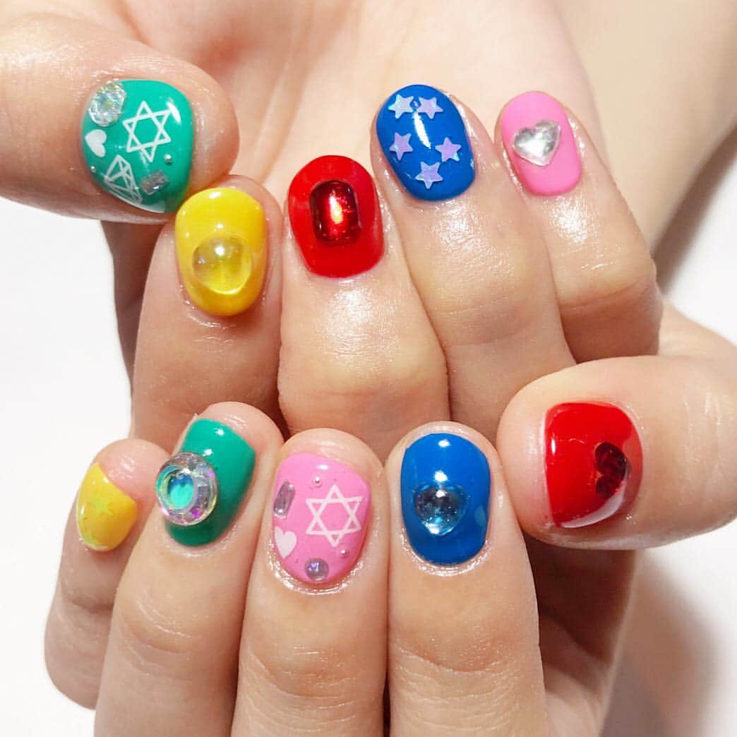 ぱいぱいでか美のインスタグラム：「Lovlでネイルしてきました❤︎ レコ発&生誕に向けてメガ象メンバーカラー𓃰 ꙳ #lovi #nail #lovlnail #nailsalon #ぱいぱいでか美withメガエレファンツ #メガ象 #ぱいぱいでか美 #荒本祥典 #畠山健嗣 #劔樹人 #有島コレスケ #メンバーカラー ꙳ 5/3の下北沢ERAでの生誕&レコ発に向けて爪もその仕様に❤︎ このメンバーカラー、意識してたわけじゃないけどめちゃくちゃ℃-uteじゃんって今更気付いた……！ 戦隊モノもだし、定番の割り振りですね。 メガ象もメンバーカラーがあるのよ！ というわけでそんなメンバーカラーだけ指定で あとはパーツやシール見つつ相談しながら Lovlでネイルしてきましたー！ めっちゃ可愛くてお気に入り！ マーブルチョコみたいな色味でポップだけど パーツがキラキラしてるからライブ映えしそう❤︎ 担当はキャベツさんです❤︎ . 2019.5/3 下北沢ERA 17:30〜 ¥3000+D ぱいぱいでか美withメガエレファンツ MIC RAW RUGA (laboratory) 新しい学校のリーダーズ 怪奇！YesどんぐりRPG SPゲストあり チケット発売中です！ ハイライトからリンク飛べるのでチェックしてね！ 28歳のお誕生日当日、みんなに囲まれて過ごしたいー！」