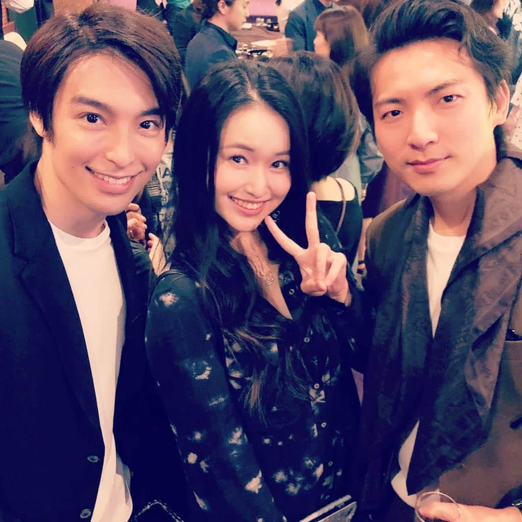 上山竜治さんのインスタグラム写真 - (上山竜治Instagram)「Triple Enjolras  左から#相葉裕樹 #上山竜治 #小野田龍之介  #海宝直人 #小南満佑子  #マリウス #コゼット #アンジョルラス #レミゼラブル #ポストマン」4月25日 0時53分 - kamiyama_ryuji_0910