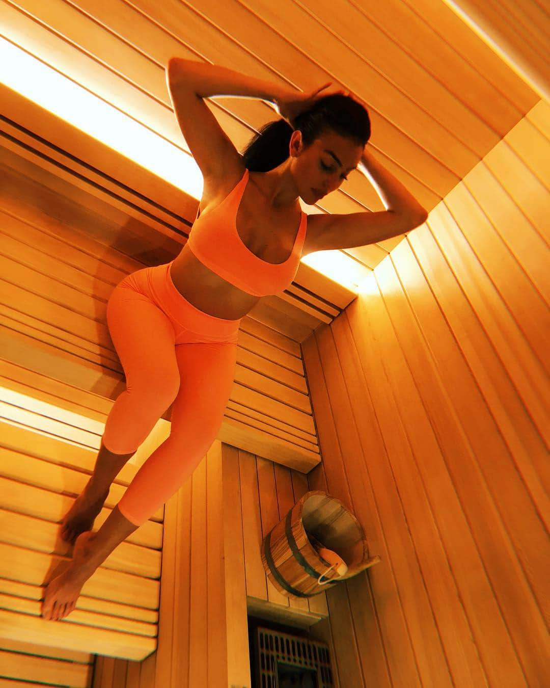 ジョルジーナ・ロドリゲスさんのインスタグラム写真 - (ジョルジーナ・ロドリゲスInstagram)「Love finishing my workout routine with a relaxing sauna session 💧🌡️ outfit @aloyoga 🌍」4月25日 0時46分 - georginagio