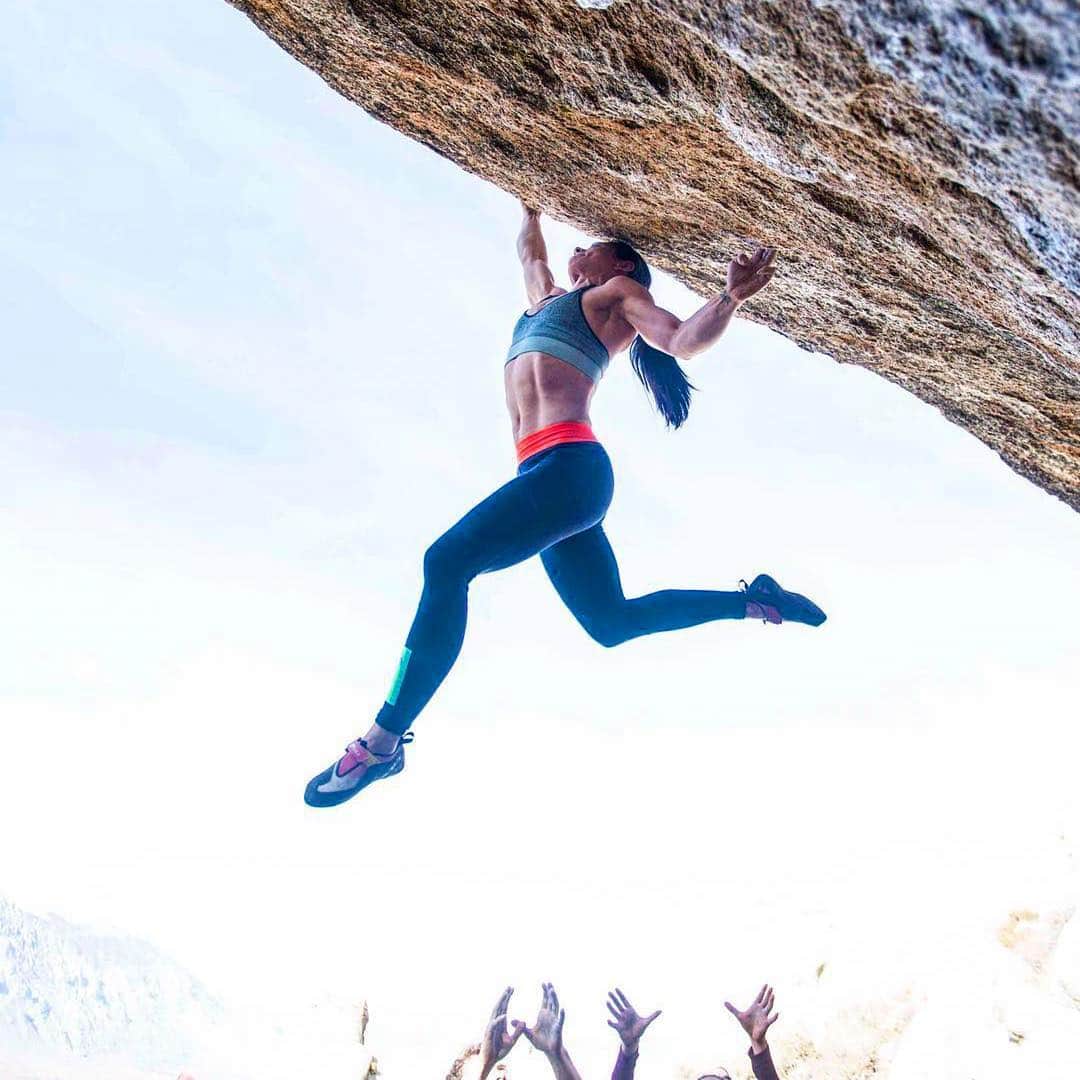 ニーナ・ウィリアムズさんのインスタグラム写真 - (ニーナ・ウィリアムズInstagram)「“Shoot for the [jug]. Even if you miss, you’ll land among the [spotters].” Basically what Norman Vincent Peale meant.  @johnevansphoto 📸 from last year’s @rockandicemag Photo Camp 🙌🏼🙌🏼 #climbing #bouldering」4月25日 0時47分 - sheneenagins