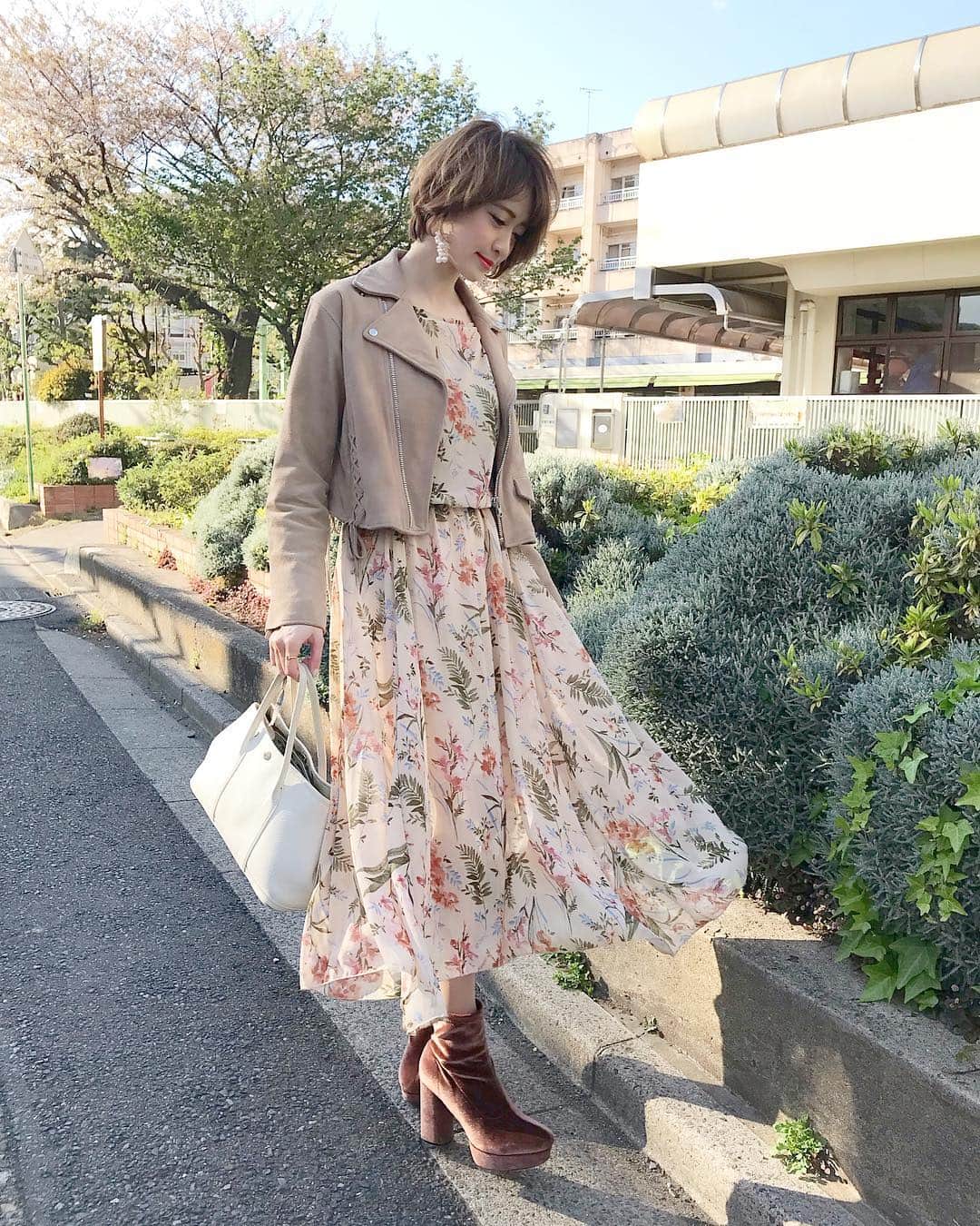 のインスタグラム：「#ootd * #ワンピース …#dahi #バック …#hermes #ショートブーツ …#SNIDEL #ライダース …SNIDEL #イヤリング …#Honor * パーソナルカラー診断やりたいな〜私は何色が似合うんだろう🤔🌈 * * * #fashion#harajuku#コーデ#ワンピース大好き#プチプラ#ダビ#アクセサリー#パーソナルカラー診断#イエベ ？#ブルベ ？」