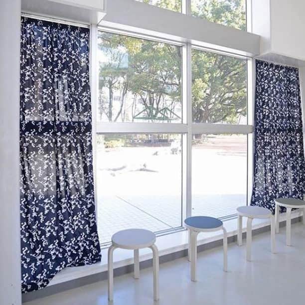 Artekさんのインスタグラム写真 - (ArtekInstagram)「Inviting spring inside: curtains made from the Kirsikankukka fabric at the Alvar Aalto Second Nature exhibition in Nagoya, Japan.  Photo @artekjapan #artek #alvaraaltosecondnature #finlandjapan #finjpn100 #finjpncollection #ainoaalto #kirsikankukka #kirsikankukkafabric #artekjapan #stool60」4月25日 1時00分 - artekglobal
