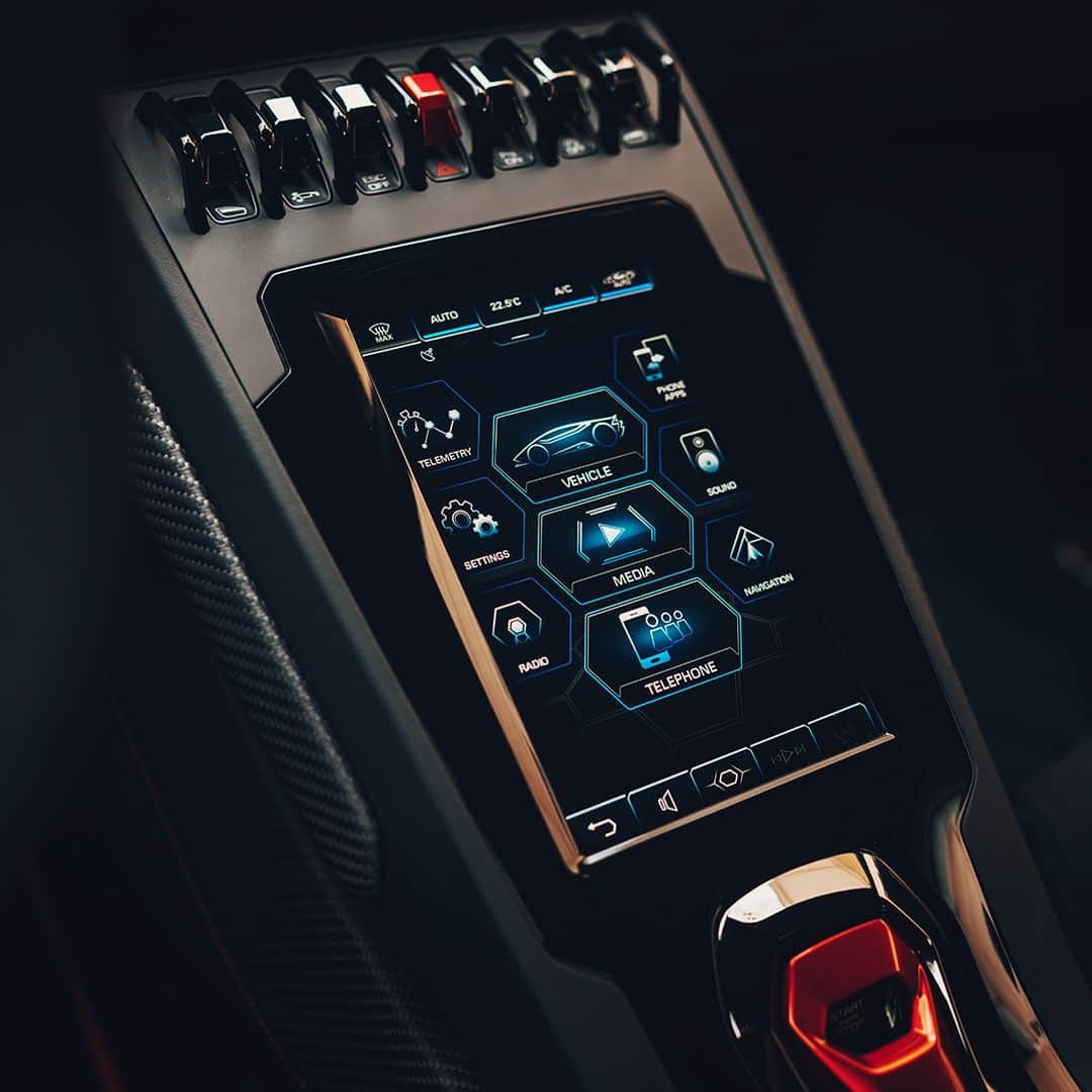 ランボルギーニのインスタグラム：「Technology is great when it feels natural. Do like @jet.fpv, twice World Champion of the @thedroneracingleague. Put all yourself into the machine, until you become one with it. Huracán EVO’s new HMI: a simple touch to control everything. Watch the video on our IG TV channel!  #Lamborghini #HuracanEVO #EveryDayAmplified #ManAndMachine #DRL」
