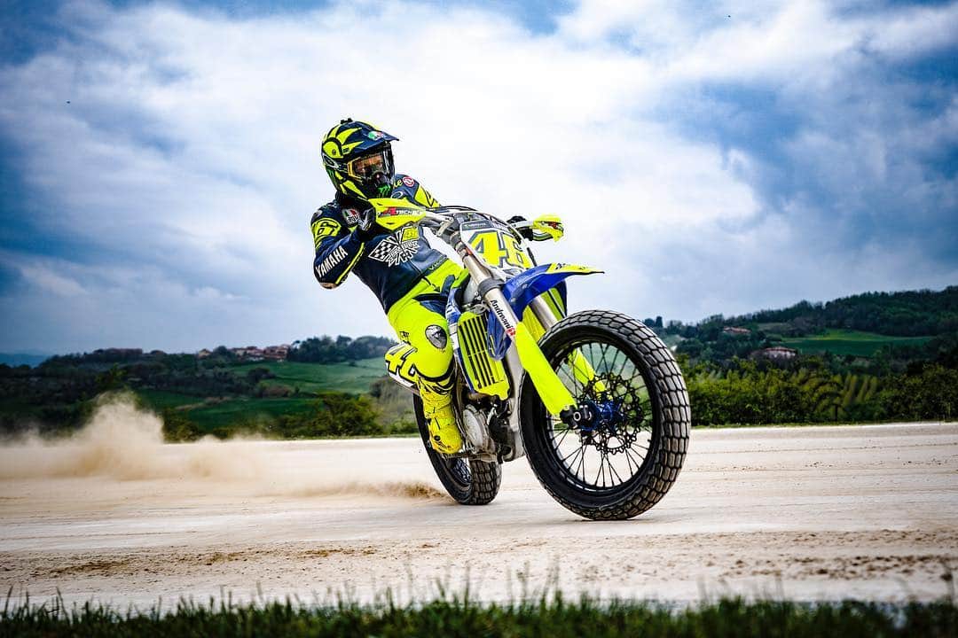 バレンティーノ・ロッシのインスタグラム：「Easter training at the Motoranch with the @vr46ridersacademyofficial 📸 @camilss」