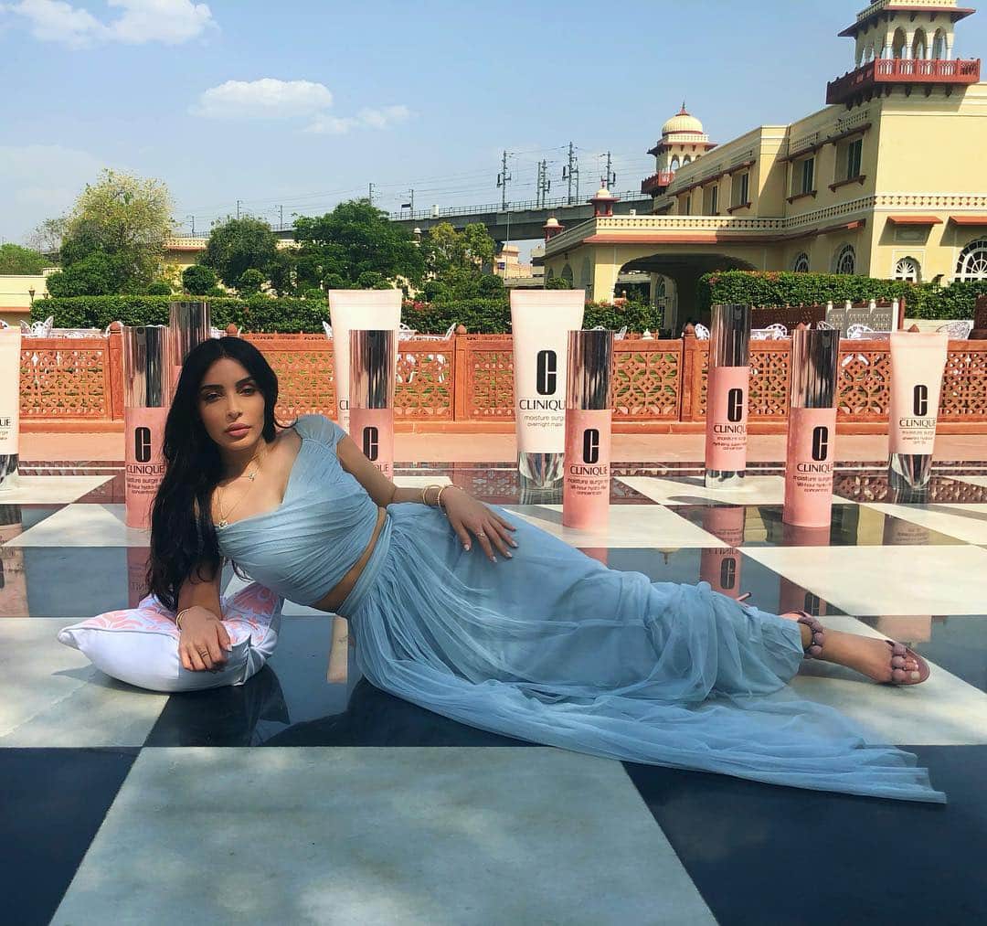 sananasのインスタグラム：「Don’t need to play, I’m a Queen😜👑Moi quand je joue aux échecs ♟ , NORMAL ! Bon en vrai le sol est brûlant et je souffre, sachez-le 😂  Aujourd’hui on a découvert la nouveauté pour le contour des yeux de chez @cliniquefrance 😍Checkez ma story ça vaut le détour ! __ #Cliniquefrance #MoistureSurge #PinkOasis #noparabens #nophtalates #justhappyskin」