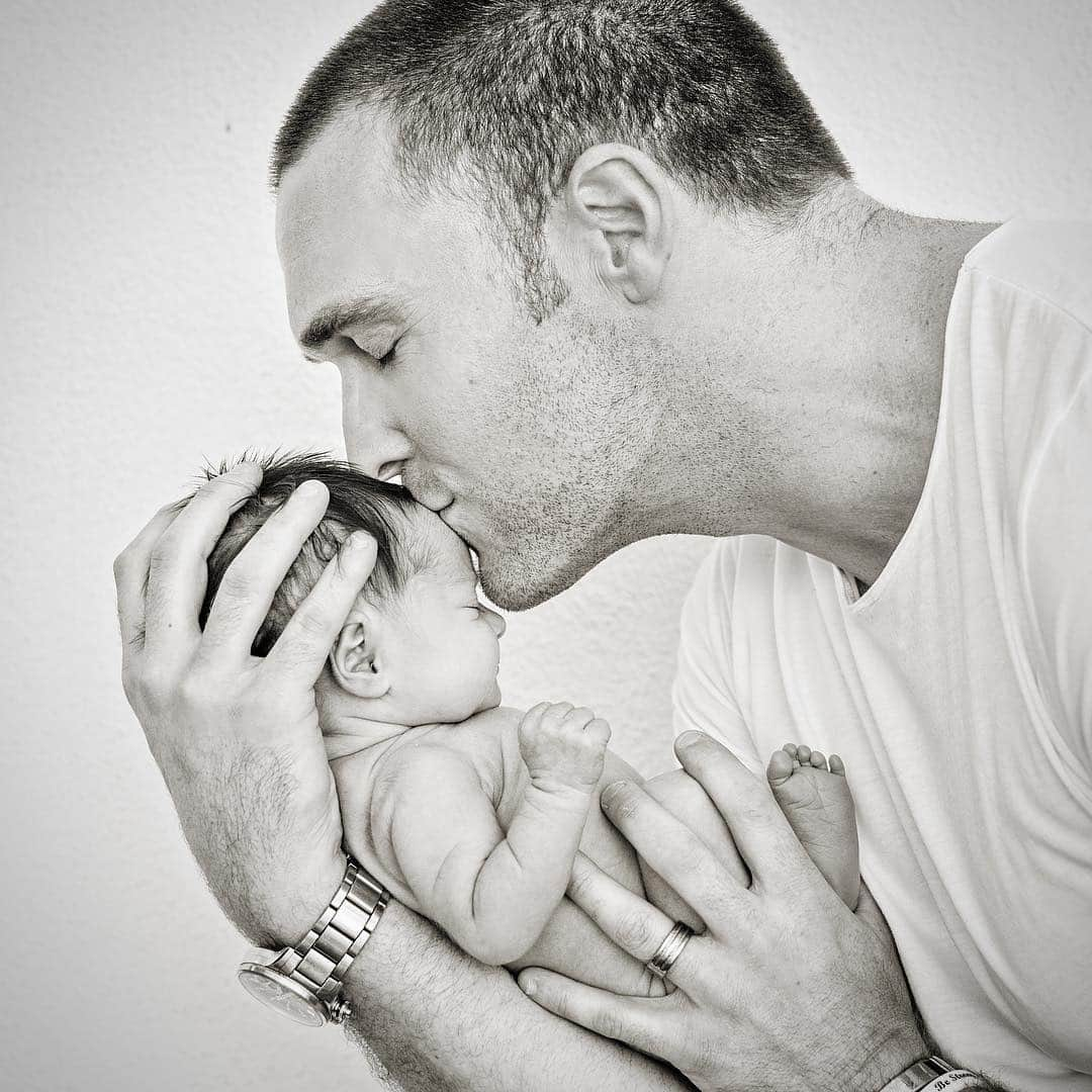 オウェイン・イオマンのインスタグラム：「HAPPY 4th BIRTHDAY EVERBELLE! ❤️❤️🎂🍰🧁🍭🧸🎈🎉🎁!! Time is flying! Seems like yesterday I could hold you in the palm of my hand! Being your Daddy has been the greatest gift and pleasure I could have ever dreamed of. You are the sweetest, kindest, smartest and most graceful little boss baby I could wish for. I love being on this journey with you and @gigiyeoman. Thankyou for teaching us about ourselves, about love, laughter, friendship and family. You are only Four but already I have learned more being your father than through anything else in this world. You are my bestest thing; I adore you and hope you have a magical day filled with the people and things you love. Happy Birthday Precious girl. Daddy. X #happybirthday #everbelleyeoman #birthdaygirl #mybabygirl #daddysgirl #four #happyfourthbirthday #you’re4 #kisses #love #daddydaughter #4yearsold #itsyourbirthday」