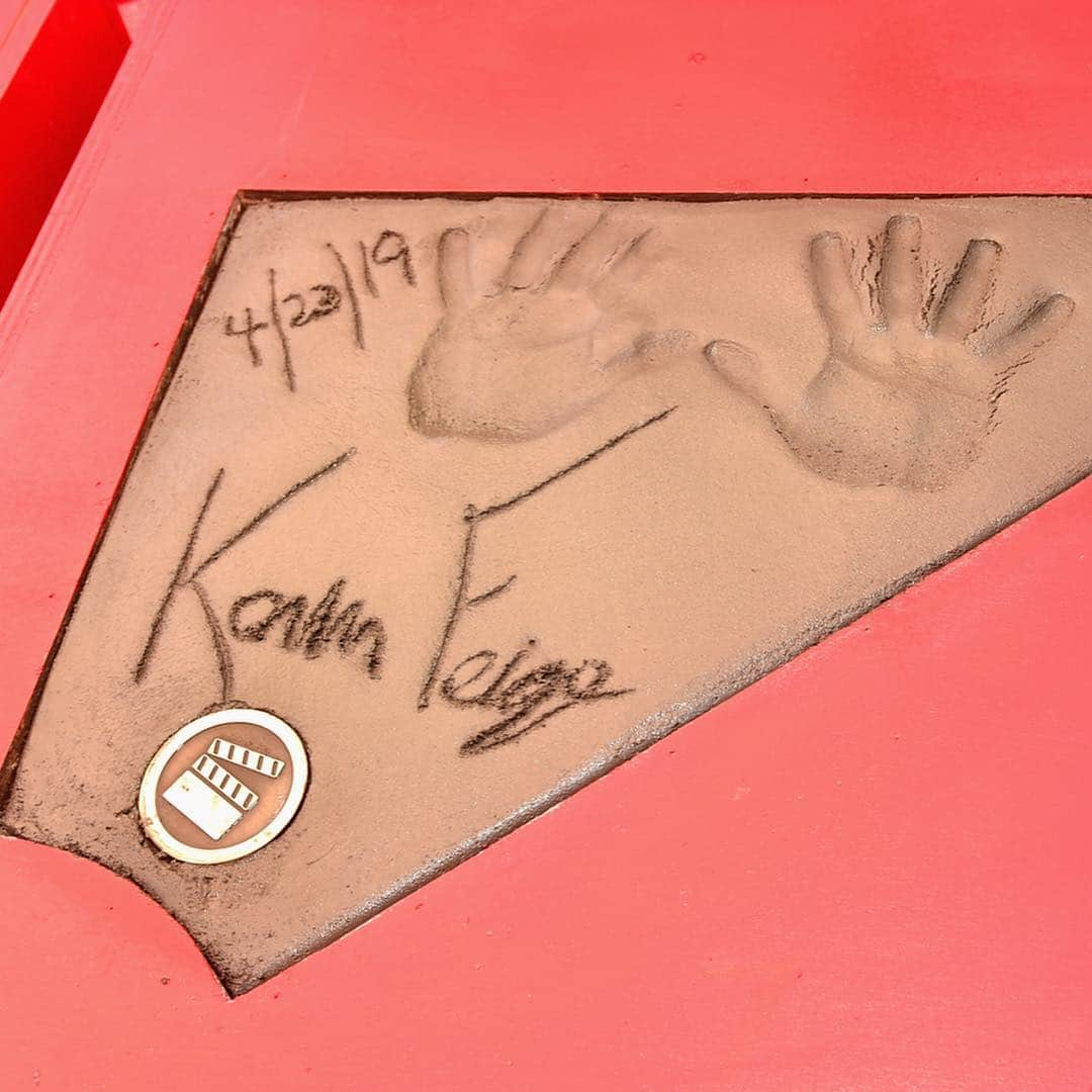 Disneyさんのインスタグラム写真 - (DisneyInstagram)「Give The @avengers a big hand! The original six heroes, plus @marvelstudios’ Kevin Feige left their mark at the TCL Chinese Theater in Hollywood.  #AvengersEndgame is in theaters Friday.」4月25日 1時13分 - disney