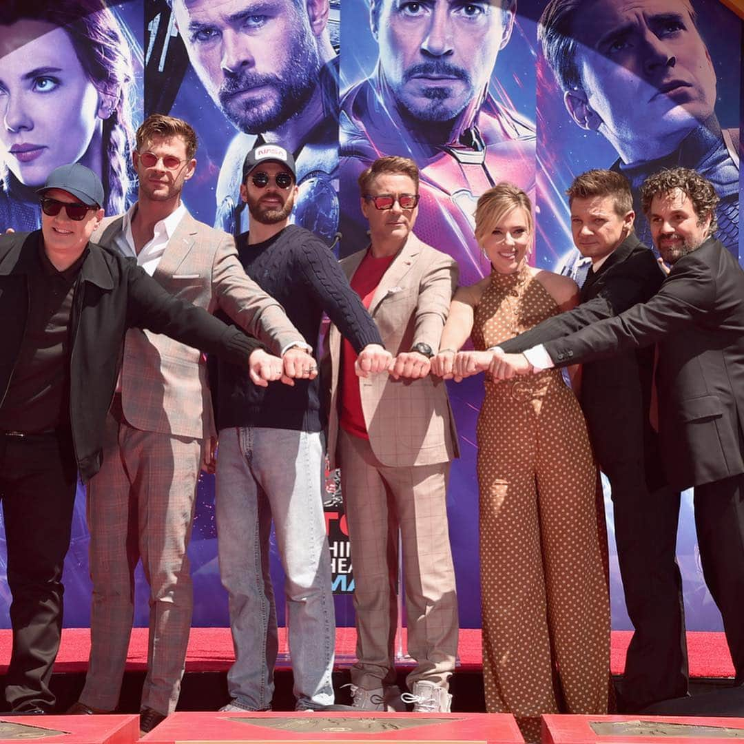 Disneyさんのインスタグラム写真 - (DisneyInstagram)「Give The @avengers a big hand! The original six heroes, plus @marvelstudios’ Kevin Feige left their mark at the TCL Chinese Theater in Hollywood.  #AvengersEndgame is in theaters Friday.」4月25日 1時13分 - disney