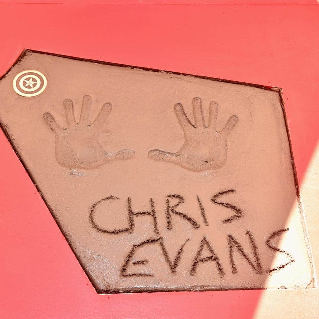 Disneyさんのインスタグラム写真 - (DisneyInstagram)「Give The @avengers a big hand! The original six heroes, plus @marvelstudios’ Kevin Feige left their mark at the TCL Chinese Theater in Hollywood.  #AvengersEndgame is in theaters Friday.」4月25日 1時13分 - disney