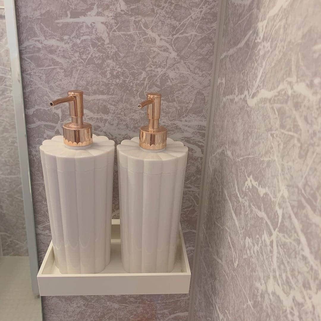 のインスタグラム：「ディスペンサー🛁かわいい。お風呂の壁もラベンダーの大理石みたいでかわいいの💜 ついでにバスグッズの紹介🧜🏻‍♀️ シャンプーとトリートメントは薬用の使ってるよ。肌も頭皮も敏感肌なんです🥺たまにCARETECT。 気が向いた時にgiovanniのヘアマスク。ボディーソープはAesop.週1くらいでSavonのスクラブ♡パチュリラベンダーバニラがずっとすき💐クレンジングと洗顔はcover markだよ。 #tomomisroom」