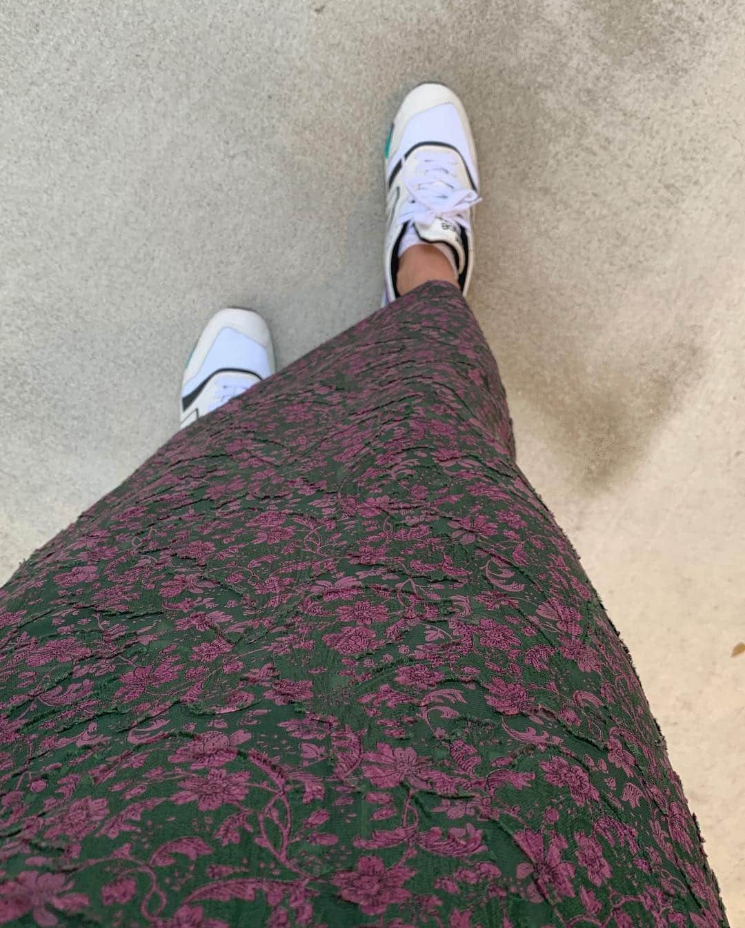 有末麻祐子さんのインスタグラム写真 - (有末麻祐子Instagram)「@elendeek のスカート 一目惚れでした！色合いも形も全部〜☺️ 私は上がだぼっとしたシルエットのものが多いからこのiラインのスカートが割と好き〜 #elendeek #麻祐子服」4月25日 1時16分 - mayukoarisue