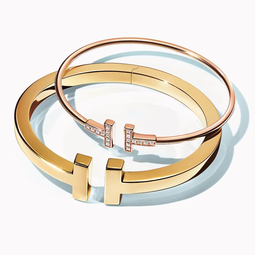 ティファニーさんのインスタグラム写真 - (ティファニーInstagram)「The right circles. Stay in the loop with #TiffanyT bracelets. Available in 18k yellow, white and rose gold, they are modern icons with timeless appeal. Tap to shop. #Tiffany #TiffanyAndCo - Photo: @richardburbridge」4月25日 1時23分 - tiffanyandco