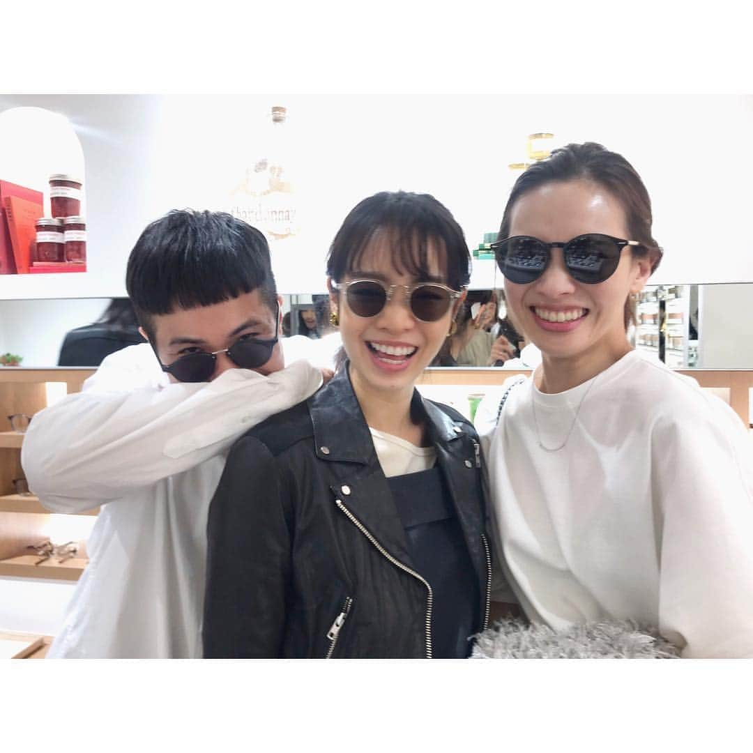 権藤朱実さんのインスタグラム写真 - (権藤朱実Instagram)「👓🕶 『GLASSAGE(グラッサージュ)』2019.4.24. 女性のためのメガネブランドが西武池袋本店３FにOPEN！ メイクをするようにメガネを纏う・・・ なんてオシャレなコンセプト♡ デザインのバリエーションも豊富で！ 肌馴染みの良いカラーバリエーションも豊富！ 今からの季節に無敵な360°UVカットレンズが標準装備！ なんて至れり尽くせりなnew eyewearなんでしょ☺︎♡ made in FUKUIってとこも拘りを感じます！！ 悩みに悩んでサングラスにしたけど・・・ 未だに、最後まで悩んでたメガネも気になり中♡ またゆっくり見に行きたいなぁ♡ #brand #glassage #グラッサージュ →@glassage_official new open おめでとうございます♡ #Japan #Tokyo #photo #fashion #eyewear #glasses #sunglasses #reception #newopen #akephoto #akeevent #thankyou #西武池袋本店 #中央３F #新店 #メガネ #サングラス #メガネ女子 #コスメティックメガネ #UVカット #model #satorujapan #akemigondo  #モデル #サトルジャパン #権藤朱実 →@satorujapan_official @akemigondo ☑︎プロフィールのリンクにて、blog更新中！ My blog『ake photo』 →http://ameblo.jp/akemi-gondo/ @ponpon_marcy ☺︎thank you♡」4月25日 1時24分 - akemigondo