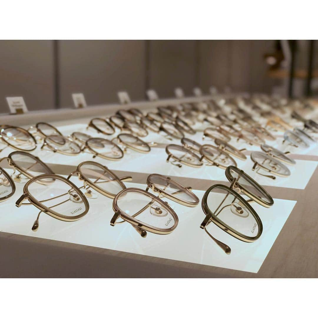 権藤朱実さんのインスタグラム写真 - (権藤朱実Instagram)「👓🕶 『GLASSAGE(グラッサージュ)』2019.4.24. 女性のためのメガネブランドが西武池袋本店３FにOPEN！ メイクをするようにメガネを纏う・・・ なんてオシャレなコンセプト♡ デザインのバリエーションも豊富で！ 肌馴染みの良いカラーバリエーションも豊富！ 今からの季節に無敵な360°UVカットレンズが標準装備！ なんて至れり尽くせりなnew eyewearなんでしょ☺︎♡ made in FUKUIってとこも拘りを感じます！！ 悩みに悩んでサングラスにしたけど・・・ 未だに、最後まで悩んでたメガネも気になり中♡ またゆっくり見に行きたいなぁ♡ #brand #glassage #グラッサージュ →@glassage_official new open おめでとうございます♡ #Japan #Tokyo #photo #fashion #eyewear #glasses #sunglasses #reception #newopen #akephoto #akeevent #thankyou #西武池袋本店 #中央３F #新店 #メガネ #サングラス #メガネ女子 #コスメティックメガネ #UVカット #model #satorujapan #akemigondo  #モデル #サトルジャパン #権藤朱実 →@satorujapan_official @akemigondo ☑︎プロフィールのリンクにて、blog更新中！ My blog『ake photo』 →http://ameblo.jp/akemi-gondo/ @ponpon_marcy ☺︎thank you♡」4月25日 1時24分 - akemigondo