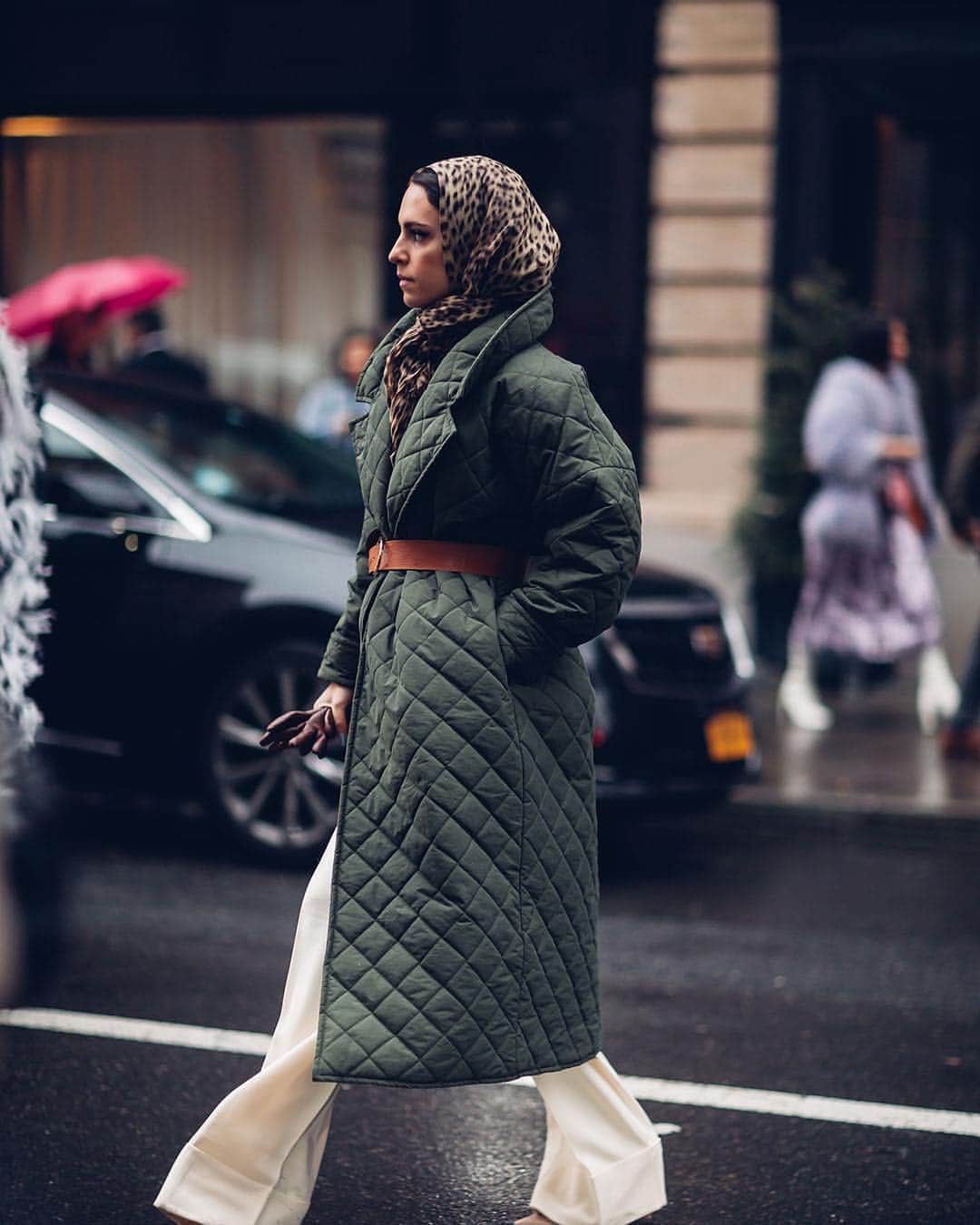 NYFW（ニューヨークファッションウィーク）さんのインスタグラム写真 - (NYFW（ニューヨークファッションウィーク）Instagram)「Count on the #NYFW street style set to make elegance look effortless. 📸 @moeez」4月25日 1時25分 - nyfw