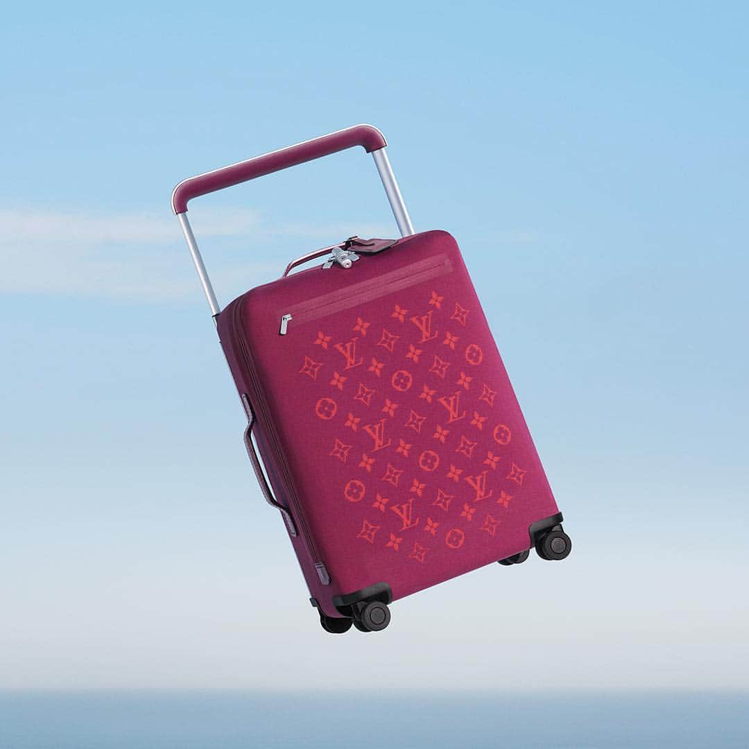 ルイ・ヴィトンさんのインスタグラム写真 - (ルイ・ヴィトンInstagram)「For far-flung ventures. Horizon Soft is the new innovative #LouisVuitton luggage with an inventive and lightweight design. Learn about the Horizon Soft luggage designed by Marc Newson via link in bio.」4月25日 1時30分 - louisvuitton