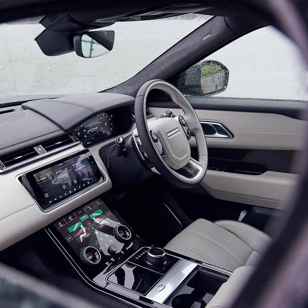 Land Roverさんのインスタグラム写真 - (Land RoverInstagram)「Calm, considered - contemporary design meets cutting-edge technology in the #RangeRover #Velar's interior.  #4x4 #CarsofInstagram #Instacar #Design #AutomotiveDesign #SteeringWheel #Car #Cars #Technology #CarTech」4月25日 1時30分 - landrover