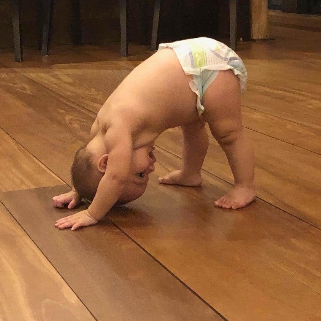 エヴァ・ロンゴリアさんのインスタグラム写真 - (エヴァ・ロンゴリアInstagram)「Yoga baby!! Where did he learn this? 👶🏻🤓」4月25日 1時32分 - evalongoria