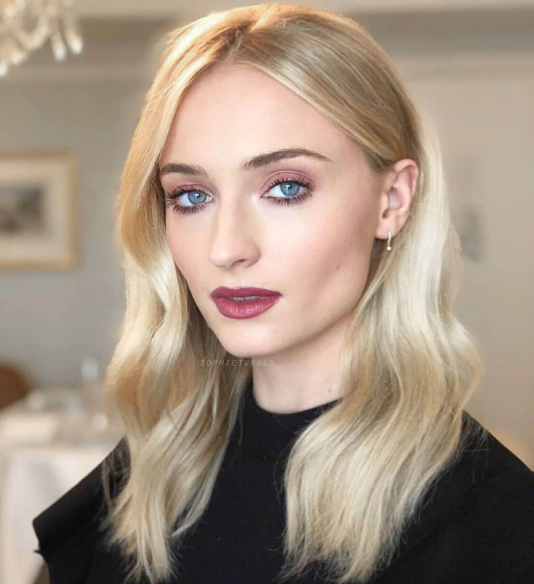 ソフィー・ターナーさんのインスタグラム写真 - (ソフィー・ターナーInstagram)「@sophiet today! 💇🏼‍♀️ by @cwoodhair 💄 by @georgieeisdell 👗 by @kateyoung」4月25日 1時44分 - sophieturner