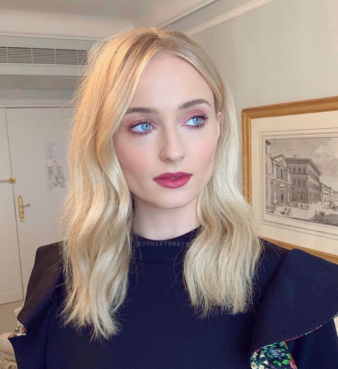 ソフィー・ターナーさんのインスタグラム写真 - (ソフィー・ターナーInstagram)「@sophiet today! 💇🏼‍♀️ by @cwoodhair 💄 by @georgieeisdell 👗 by @kateyoung」4月25日 1時44分 - sophieturner