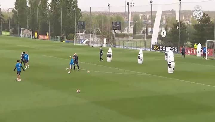 ティボ・クルトゥワのインスタグラム：「Entrenando a tope! Cada día mejores sensaciones! 💪🏼 #HalaMadrid」