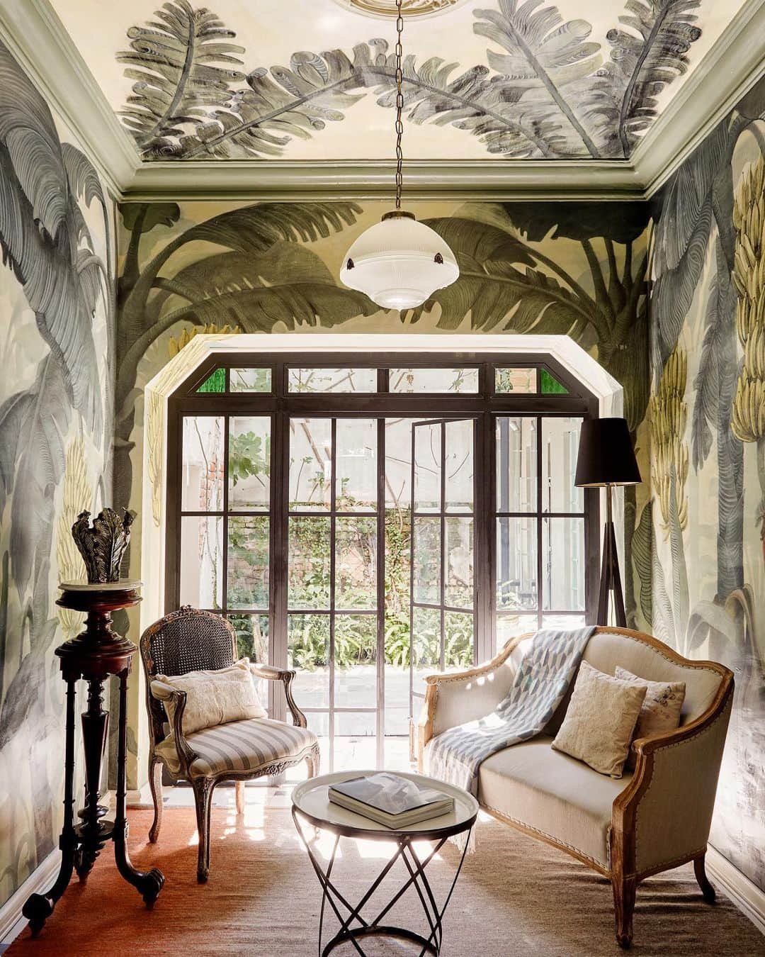 Airbnbさんのインスタグラム写真 - (AirbnbInstagram)「The story of Casa Josefa starts in the 1920’s when this #AirbnbPlus home was originally built. Later, an artist and designer renovated it with a hand-painted mural, modern art, and details that reflect the French influence of the surrounding neighborhood of Roma Norte. You can talk a walk to Parque Mexico for a morning empanada, or escape the city in the calm of the greenery-draped terrace. And if the banana trees of this reading room aren’t enough nature, there’s always the outdoor shower.  Click the link in our bio to see more #AirbnbPlus homes verified in person for quality and design.」4月25日 1時46分 - airbnb